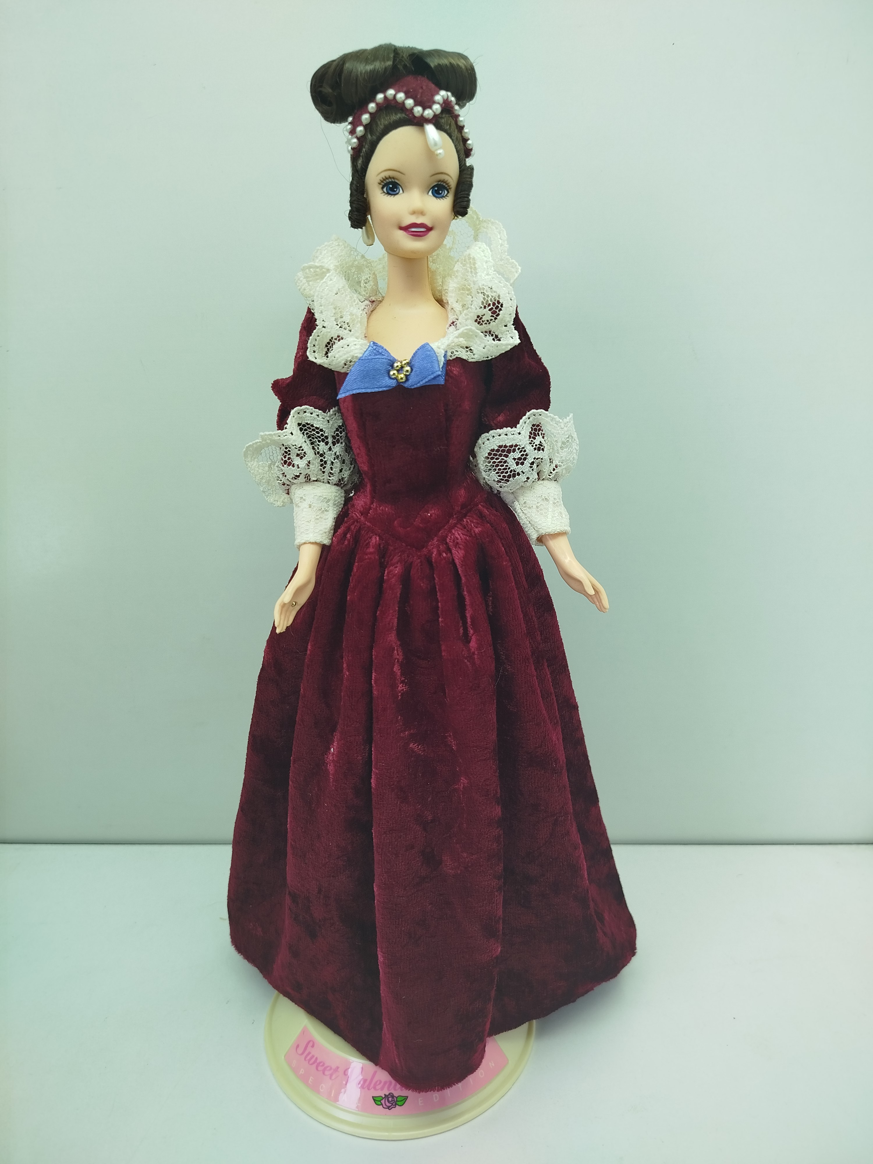  Sentimental Valentine Barbie, lanzada originalmente entre 1996 y 1997 como una edición especial en colaboración entre Mattel y Hallmark.