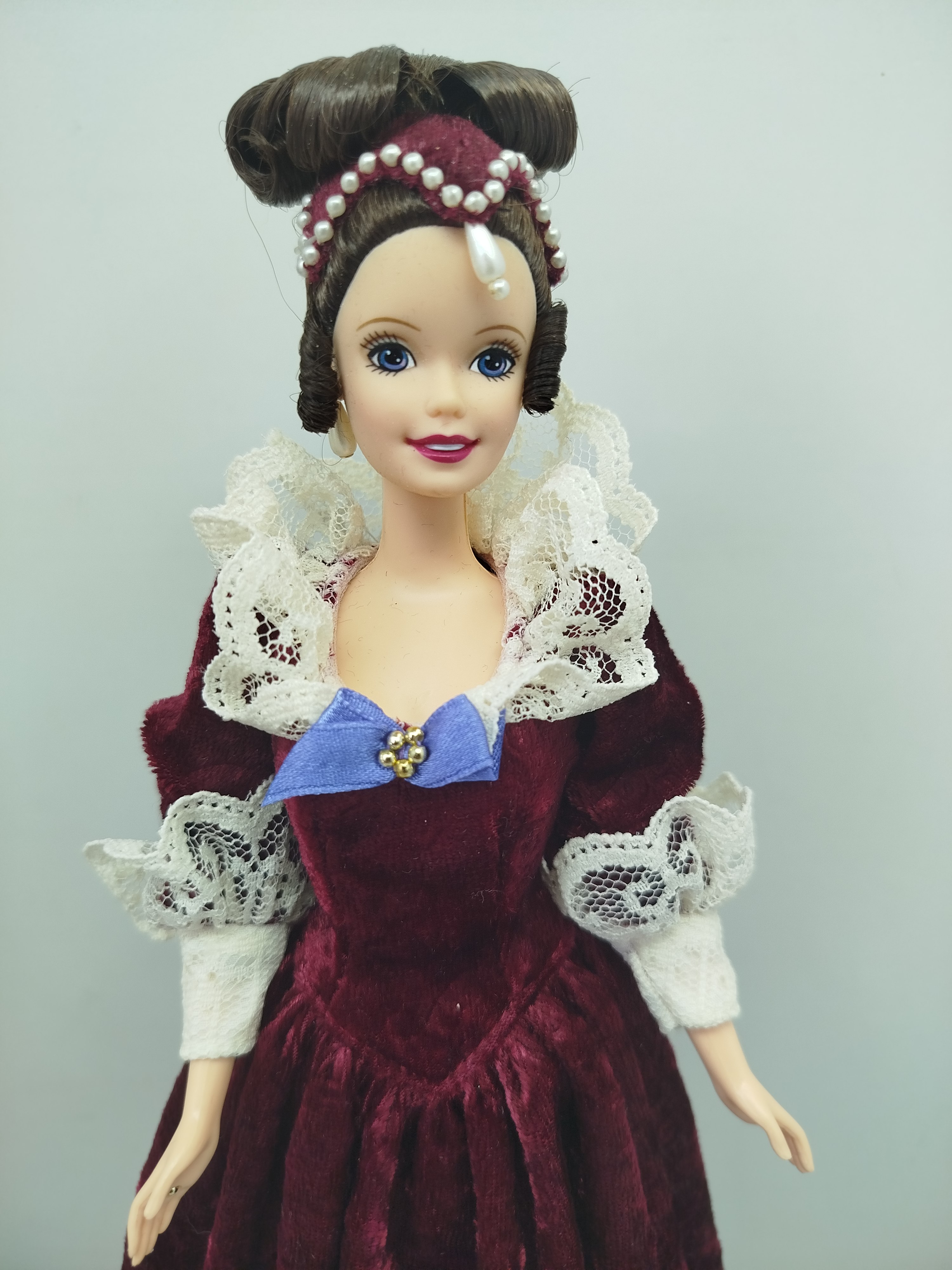  Sentimental Valentine Barbie, lanzada originalmente entre 1996 y 1997 como una edición especial en colaboración entre Mattel y Hallmark.