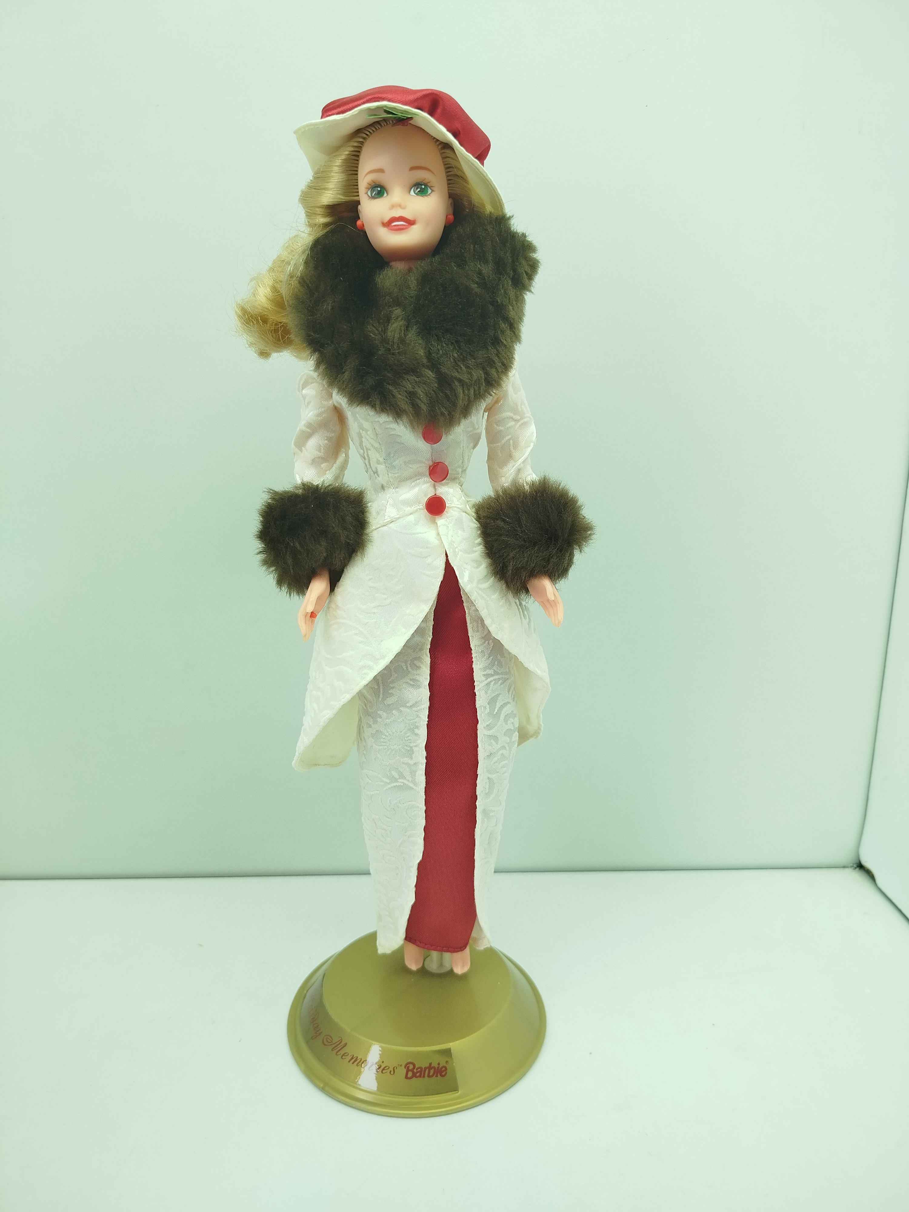  Holiday Memories Barbie, lanzada al mercado en 1995 como una edición especial producida por Mattel exclusivamente para Hallmark.