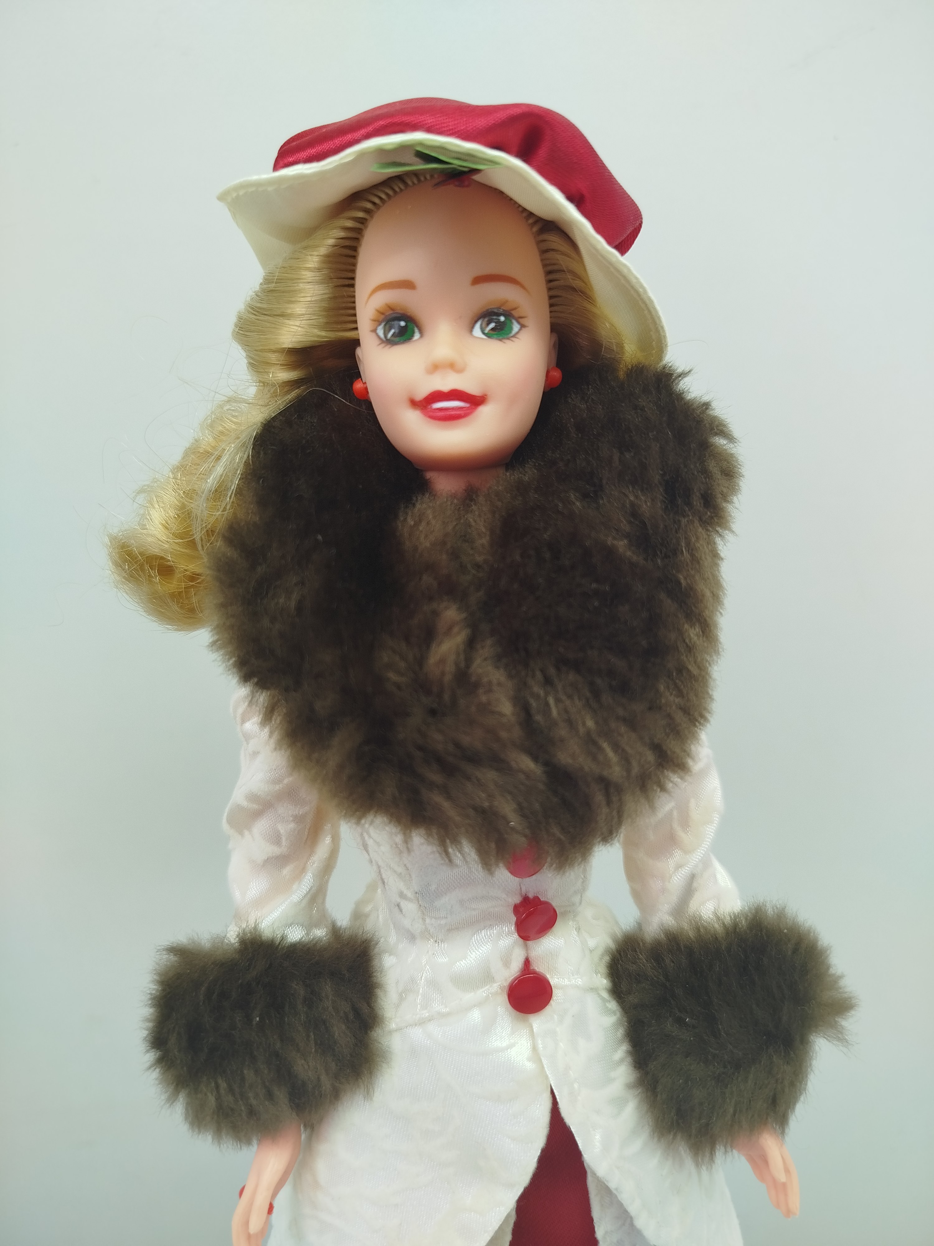  Holiday Memories Barbie, lanzada al mercado en 1995 como una edición especial producida por Mattel exclusivamente para Hallmark.