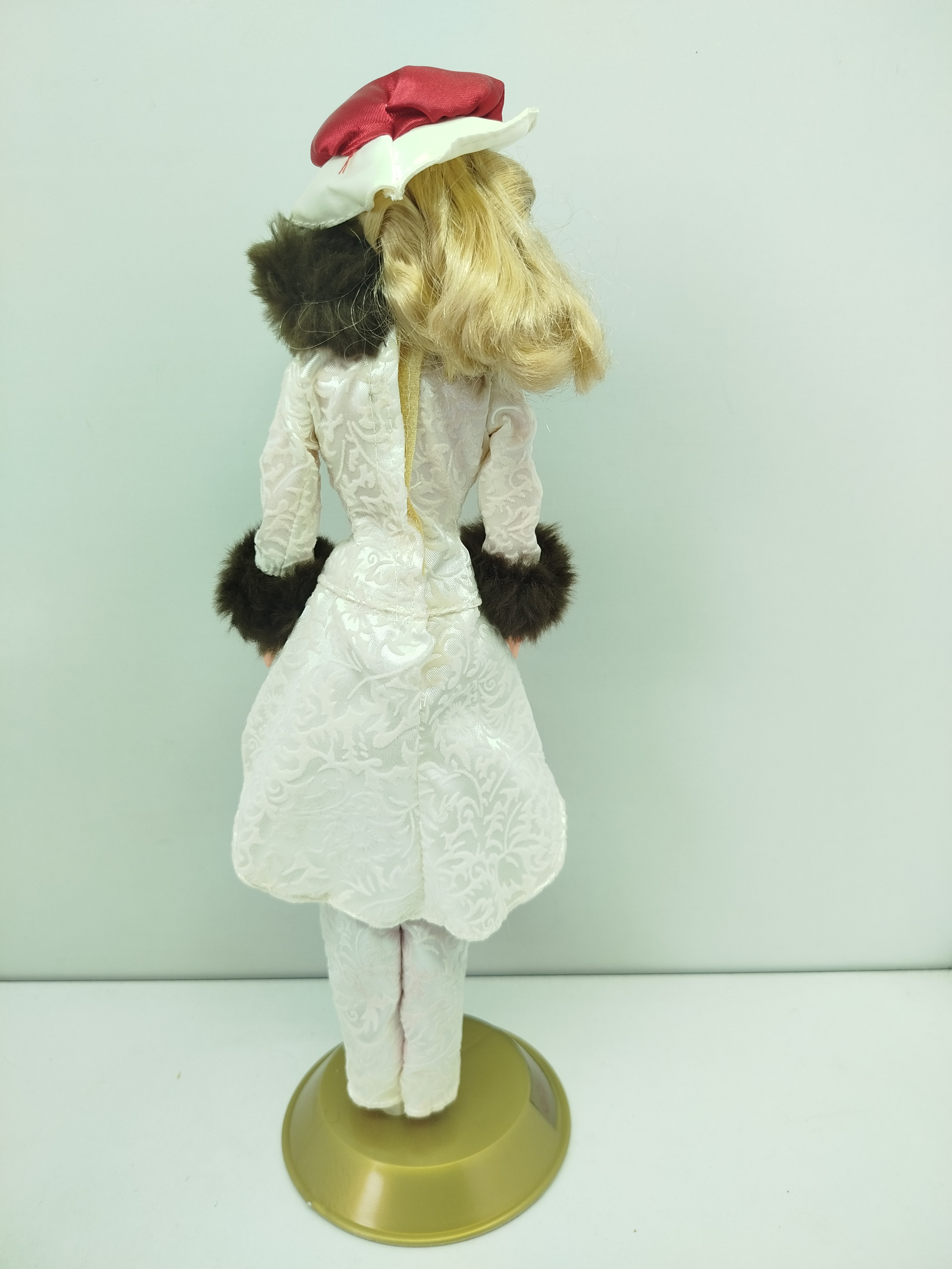  Holiday Memories Barbie, lanzada al mercado en 1995 como una edición especial producida por Mattel exclusivamente para Hallmark.