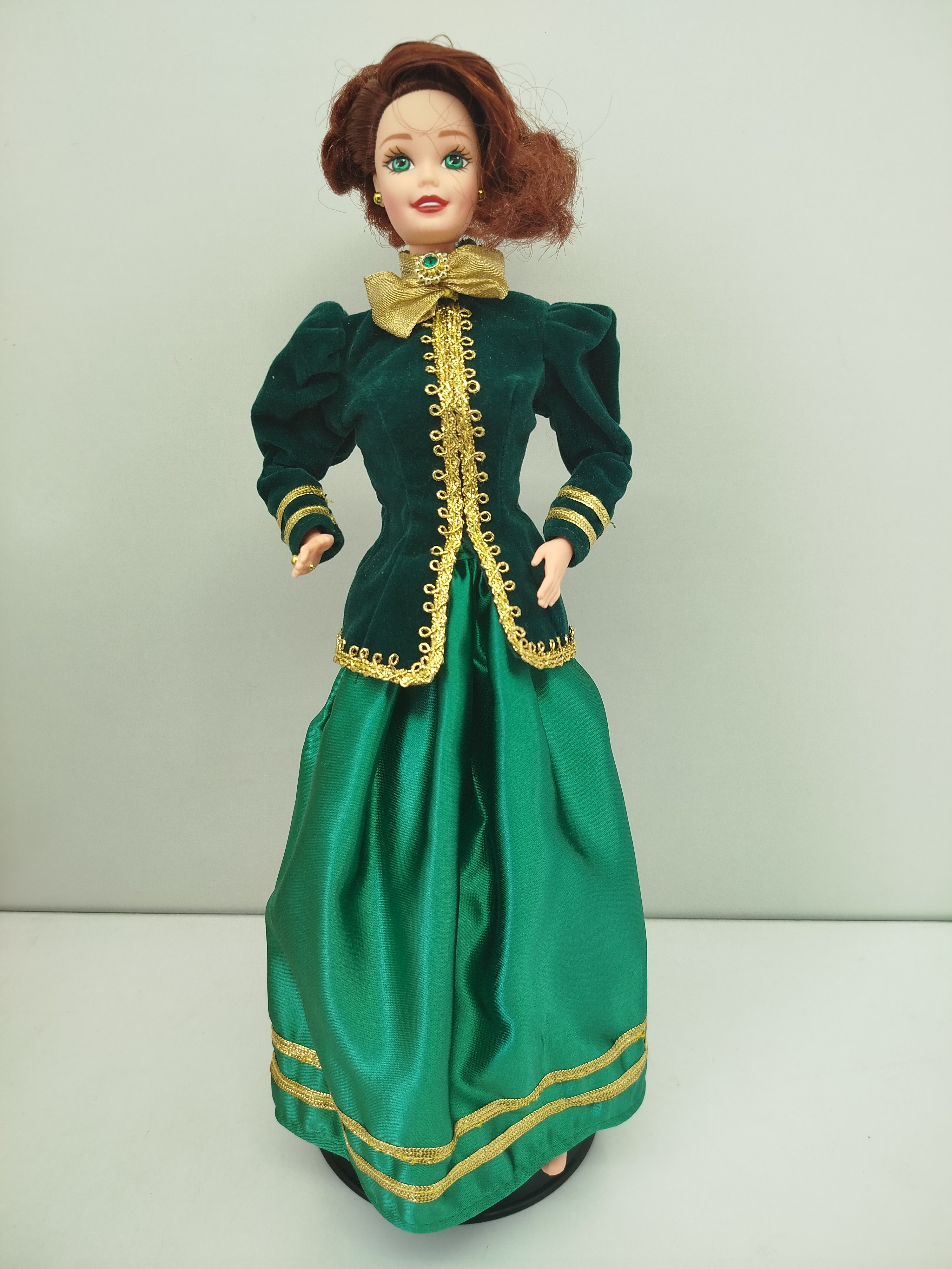  Yuletide Romance Barbie, una edición especial lanzada por Mattel en 1996 en colaboración exclusiva con Hallmark.