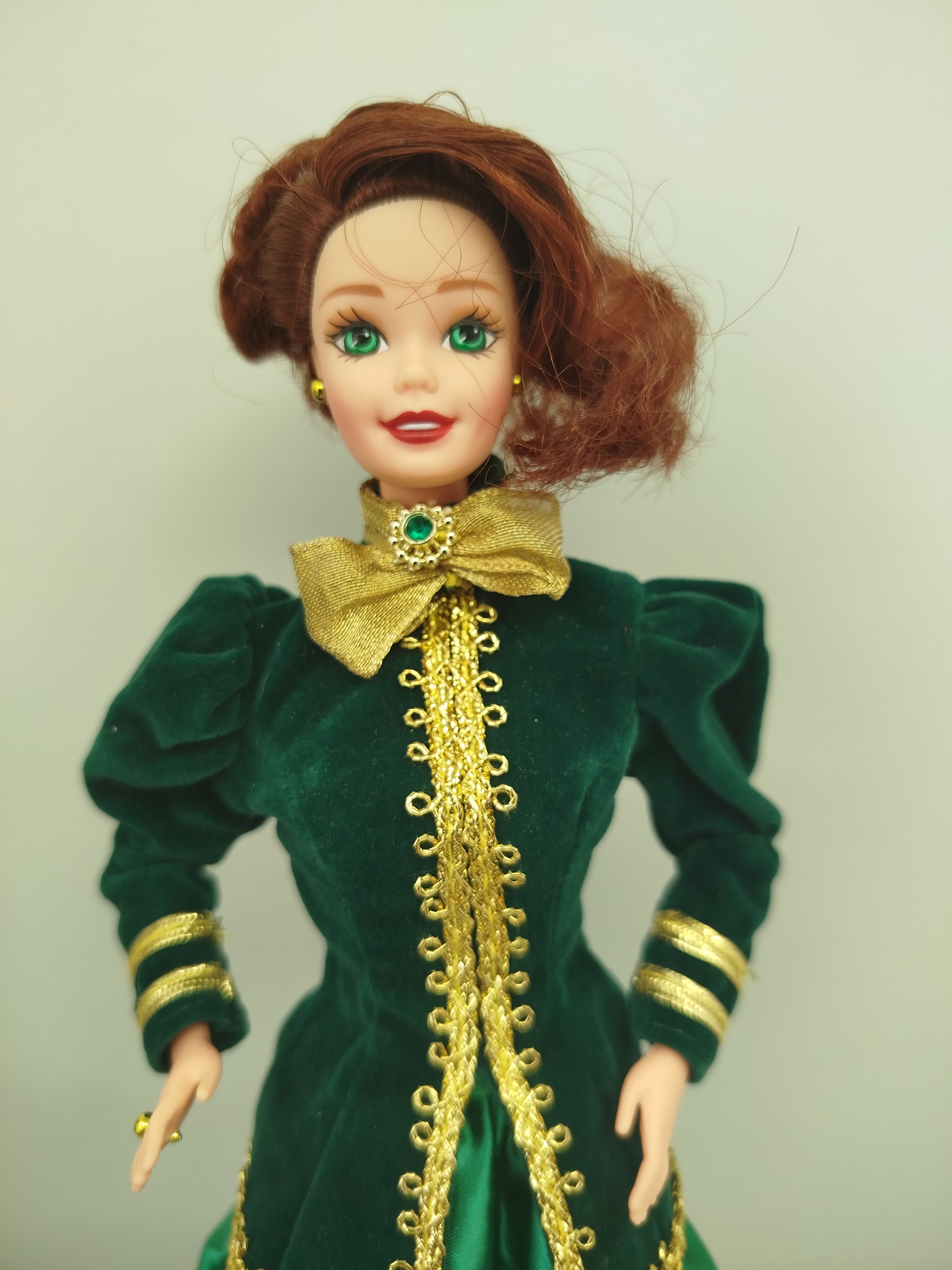  Yuletide Romance Barbie, una edición especial lanzada por Mattel en 1996 en colaboración exclusiva con Hallmark.