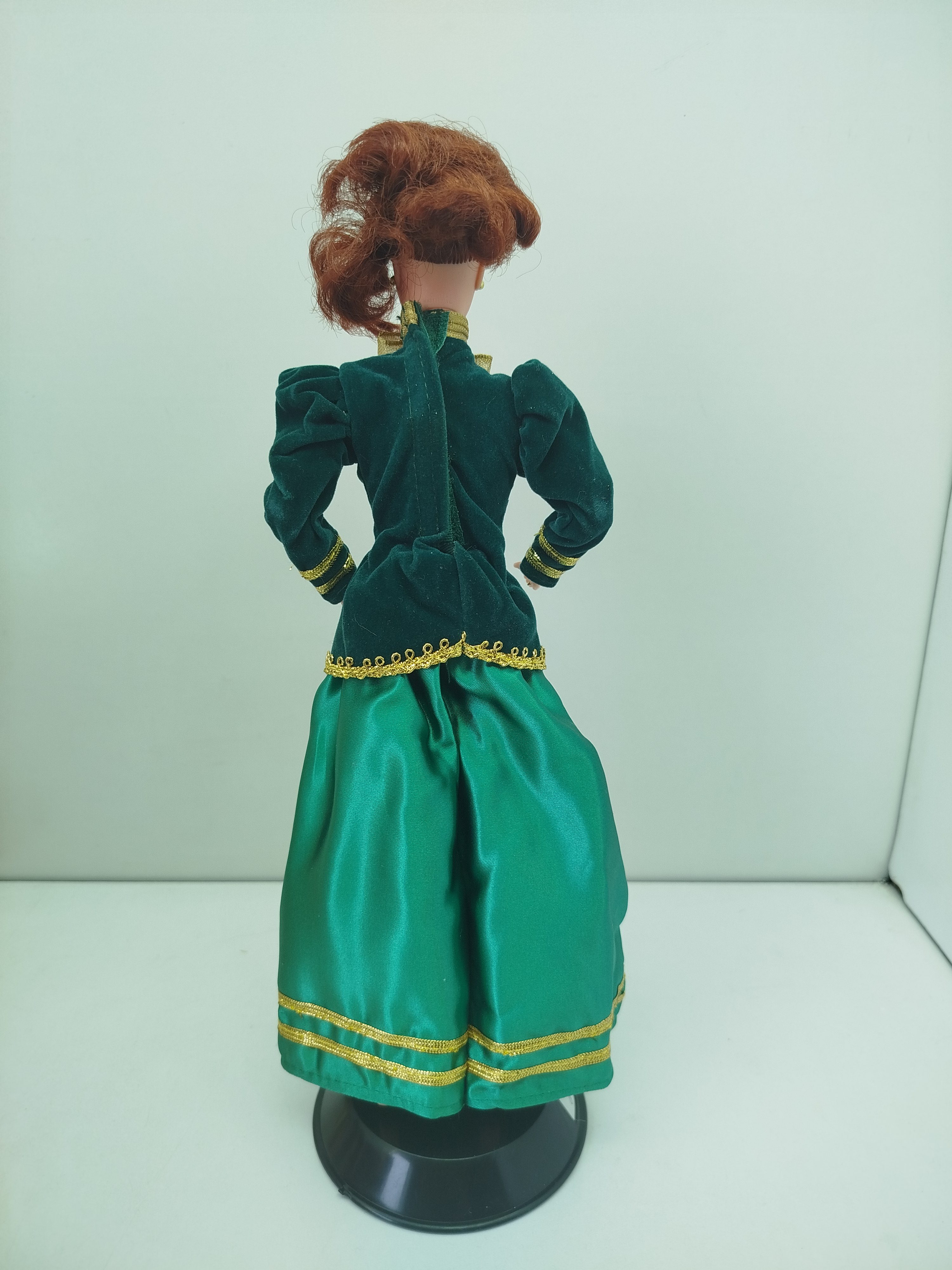  Yuletide Romance Barbie, una edición especial lanzada por Mattel en 1996 en colaboración exclusiva con Hallmark.