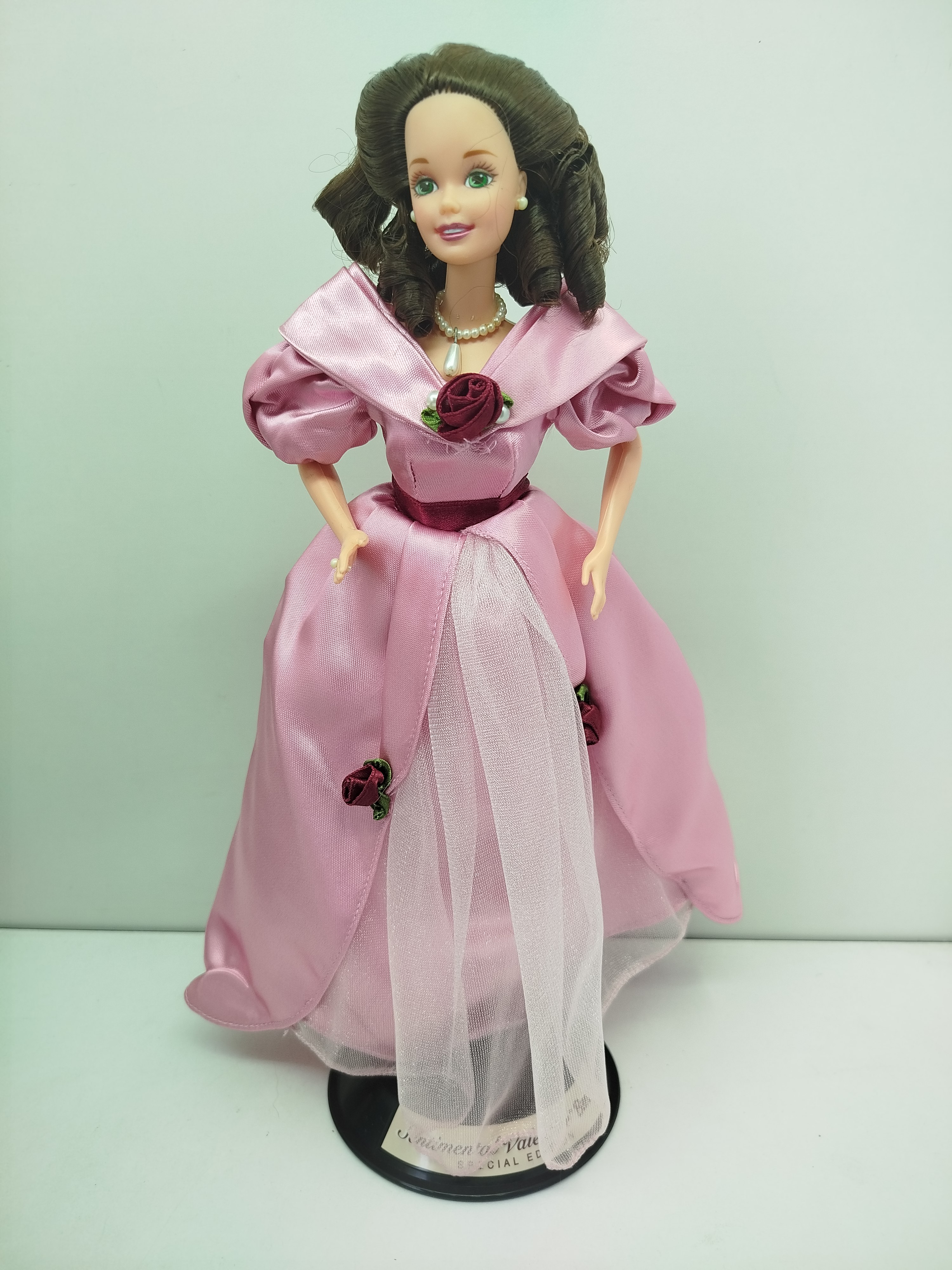  Sweet Valentine Barbie, lanzada originalmente entre 1995 y 1996 como una edición especial fruto de la colaboración exclusiva entre Mattel y Hallmark.
