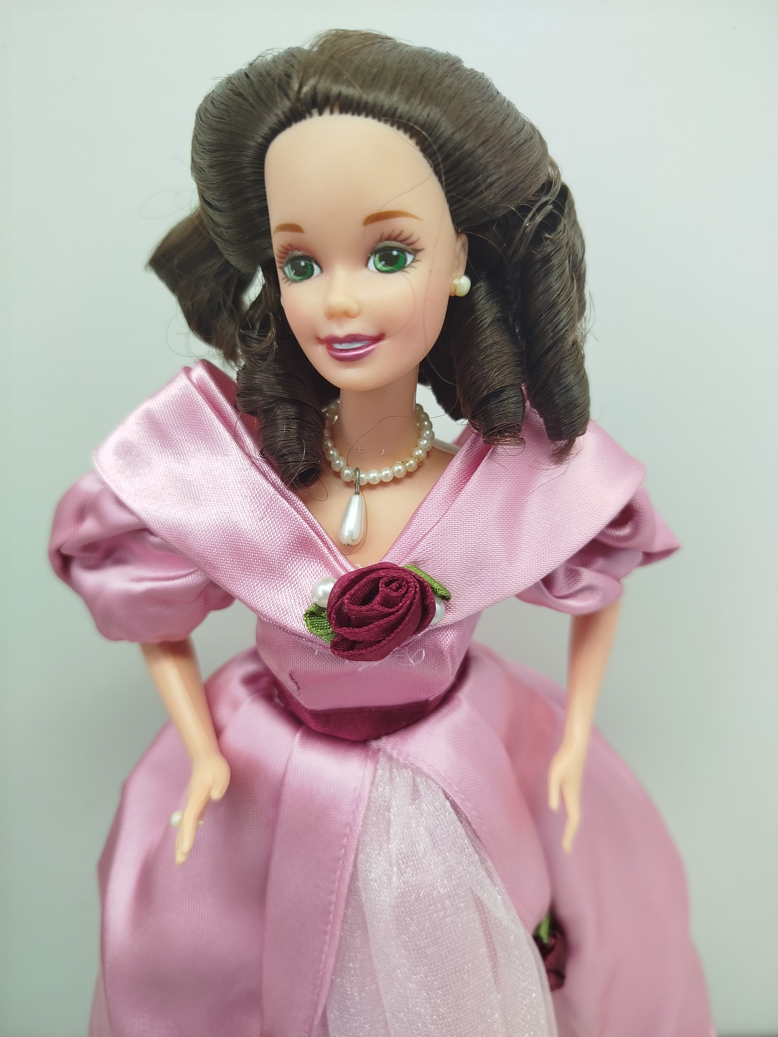  Sweet Valentine Barbie, lanzada originalmente entre 1995 y 1996 como una edición especial fruto de la colaboración exclusiva entre Mattel y Hallmark.