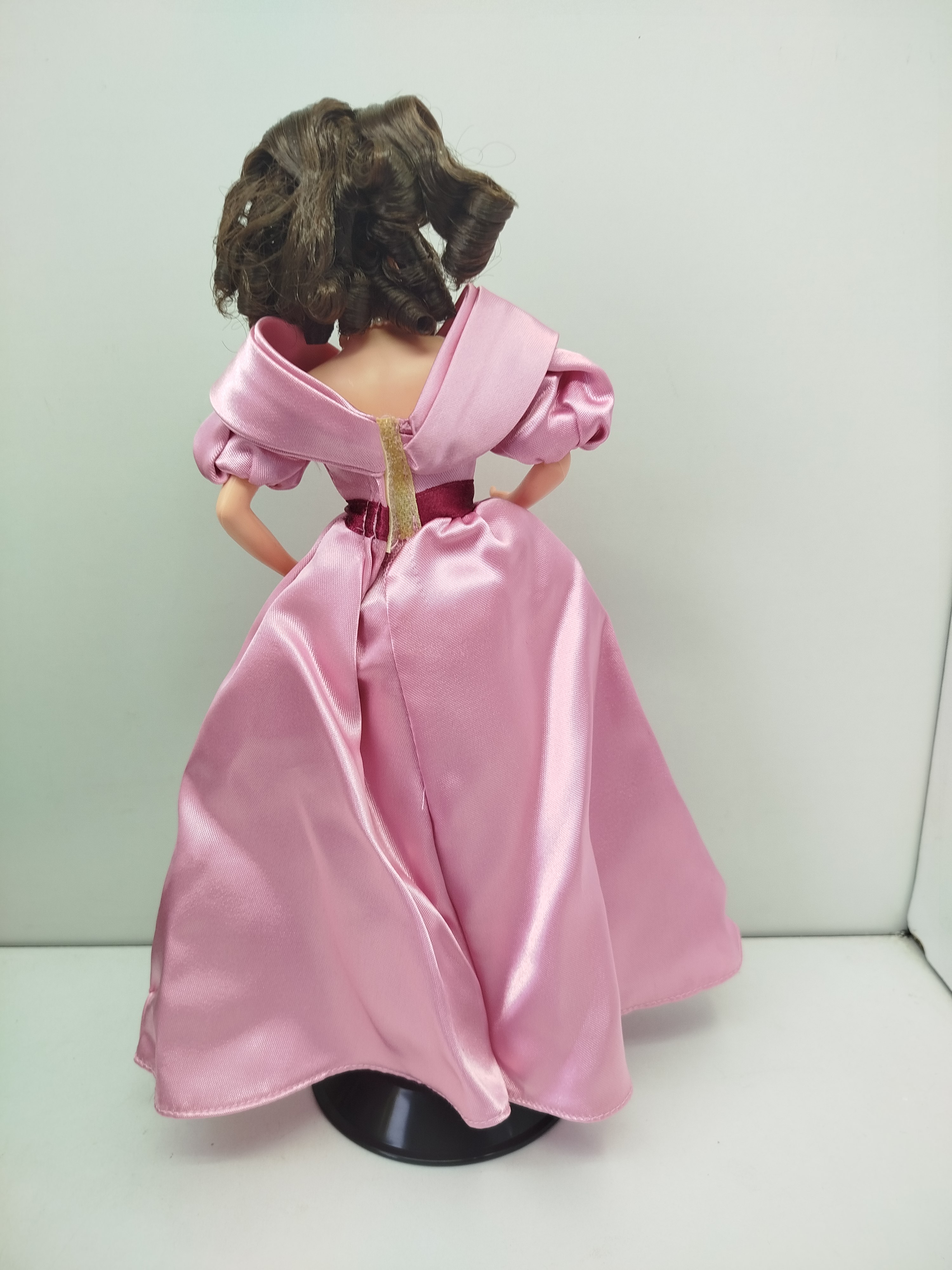  Sweet Valentine Barbie, lanzada originalmente entre 1995 y 1996 como una edición especial fruto de la colaboración exclusiva entre Mattel y Hallmark.