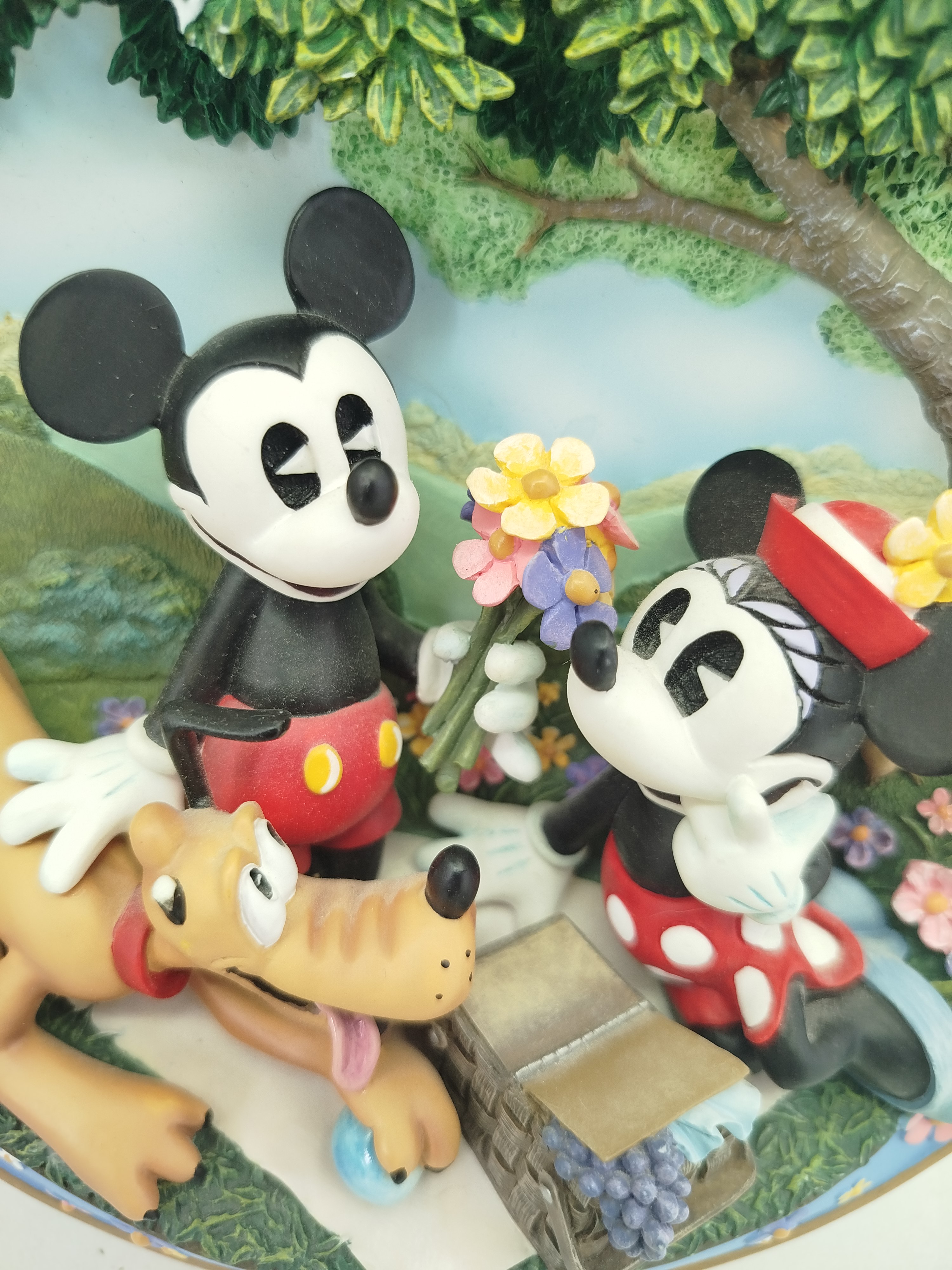 Plato decorativo de 1998 de Bradford Exchange: Disney Mickey Mouse  "Picnic Fun for Everyone"