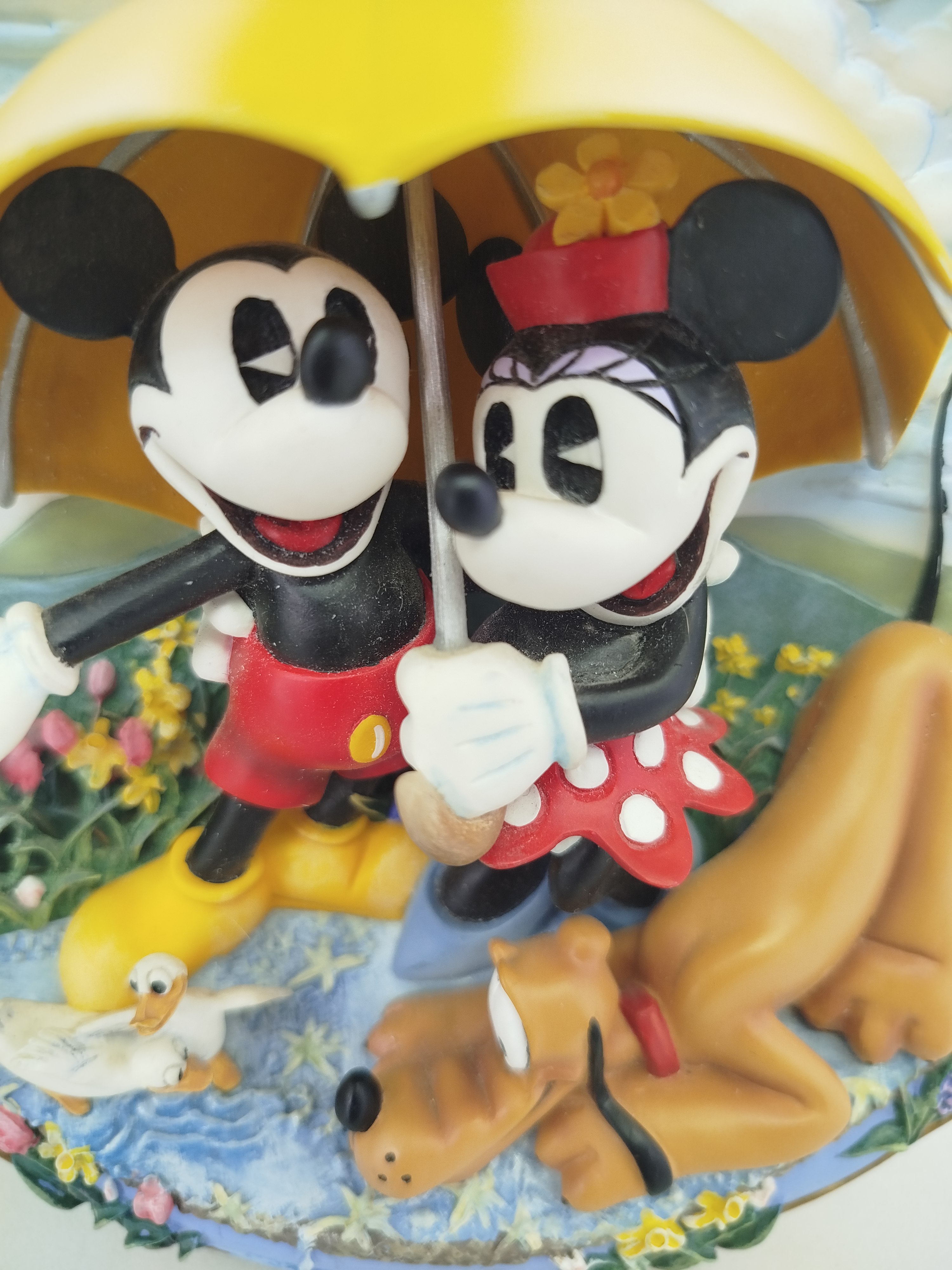 Plato decorativo de 1998 de Bradford Exchange: Disney Mickey Mouse   "Spring Days Make Friendship Blossom"