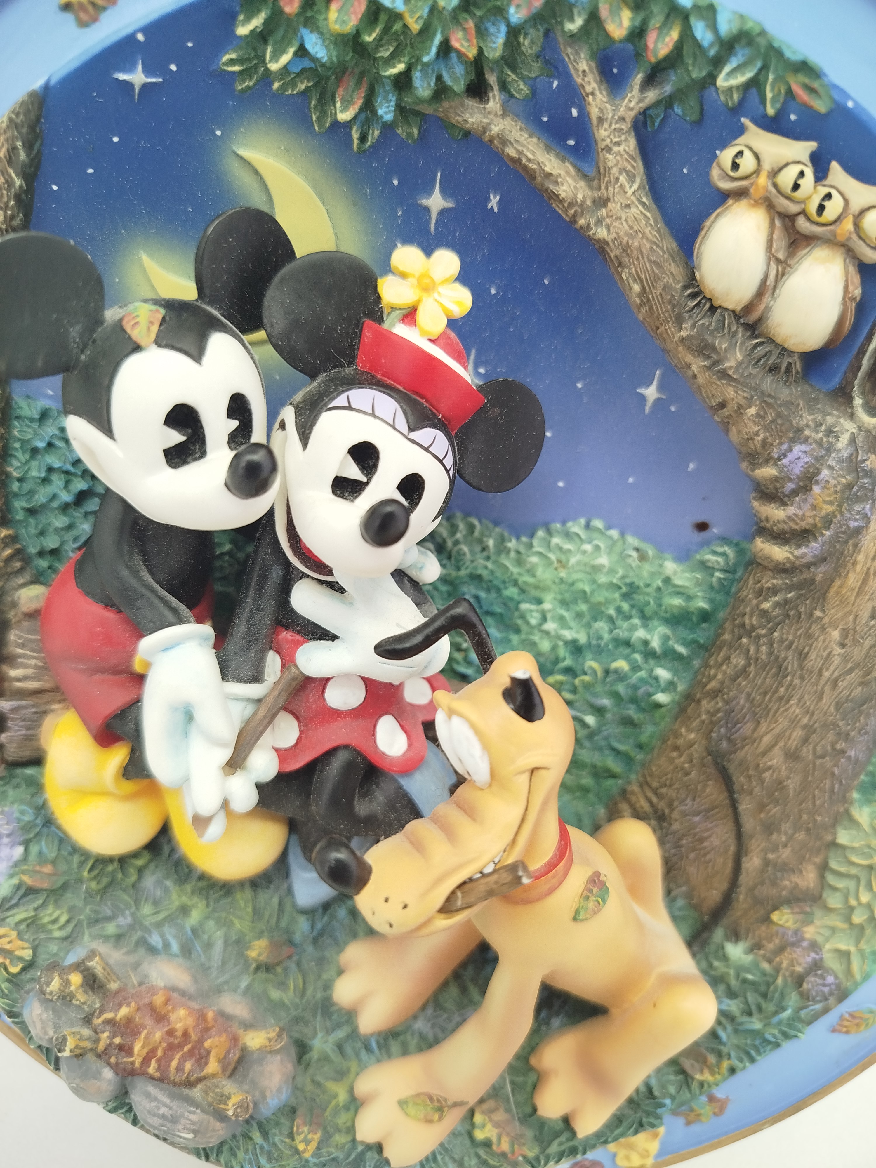Plato decorativo de 1998 de Bradford Exchange: Disney Mickey Mouse   "Autumn Campfires Warm the Heart"