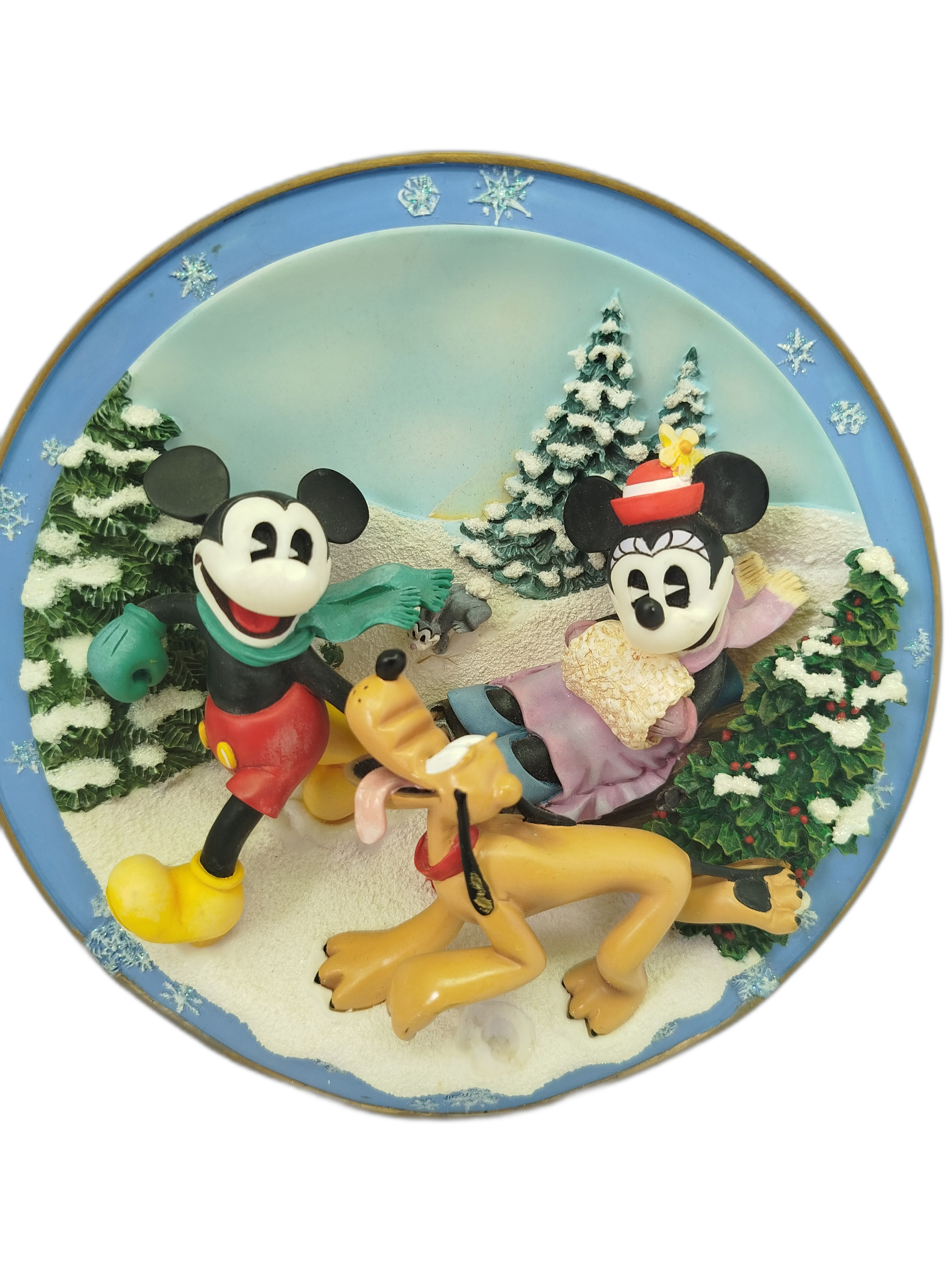 Plato decorativo de 1998 de Bradford Exchange: Disney Mickey Mouse   "Snowy Fun Makes Days Glide By" - (MICKEY SIN NARIZ)