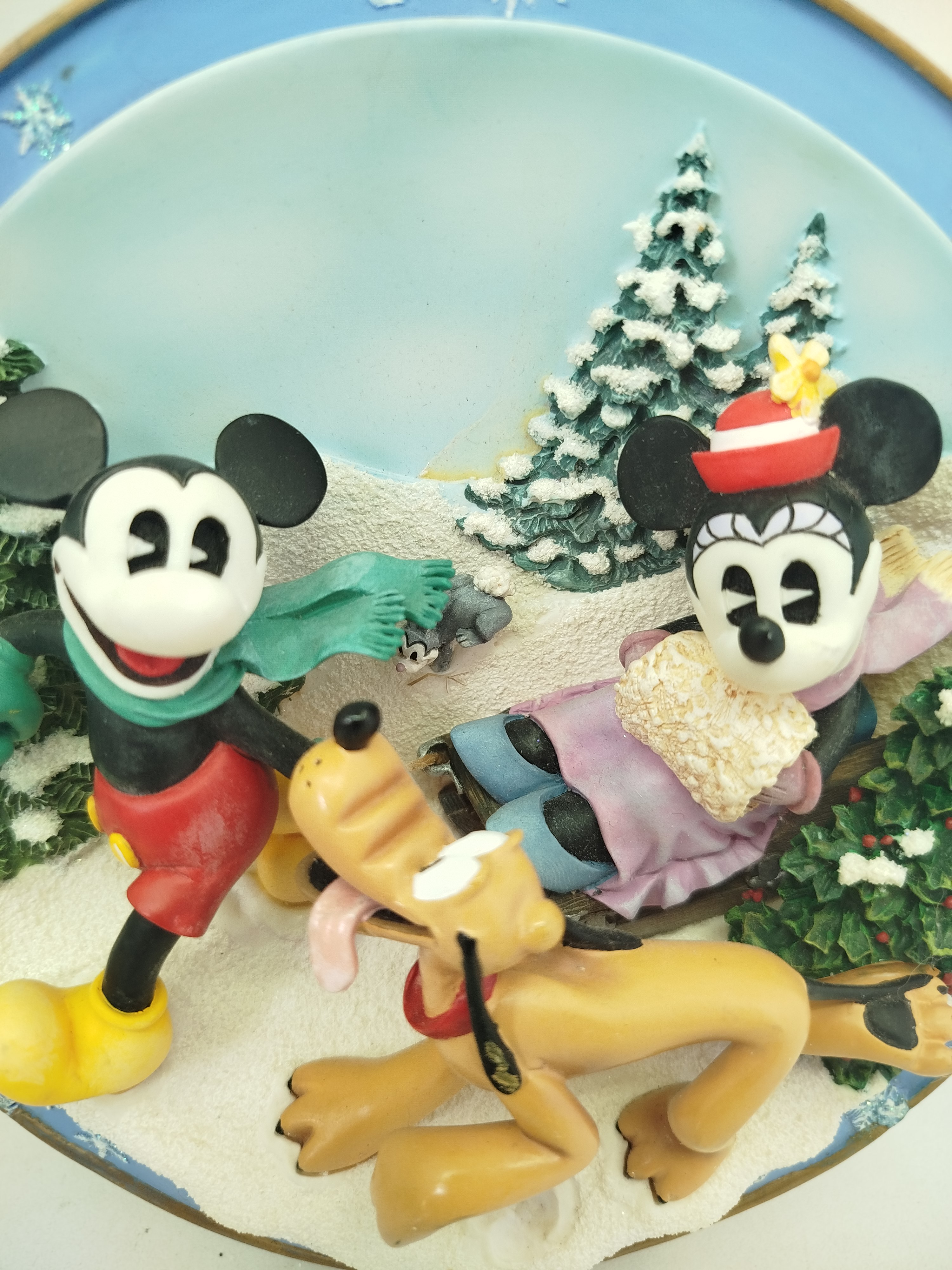 Plato decorativo de 1998 de Bradford Exchange: Disney Mickey Mouse   "Snowy Fun Makes Days Glide By" - (MICKEY SIN NARIZ)
