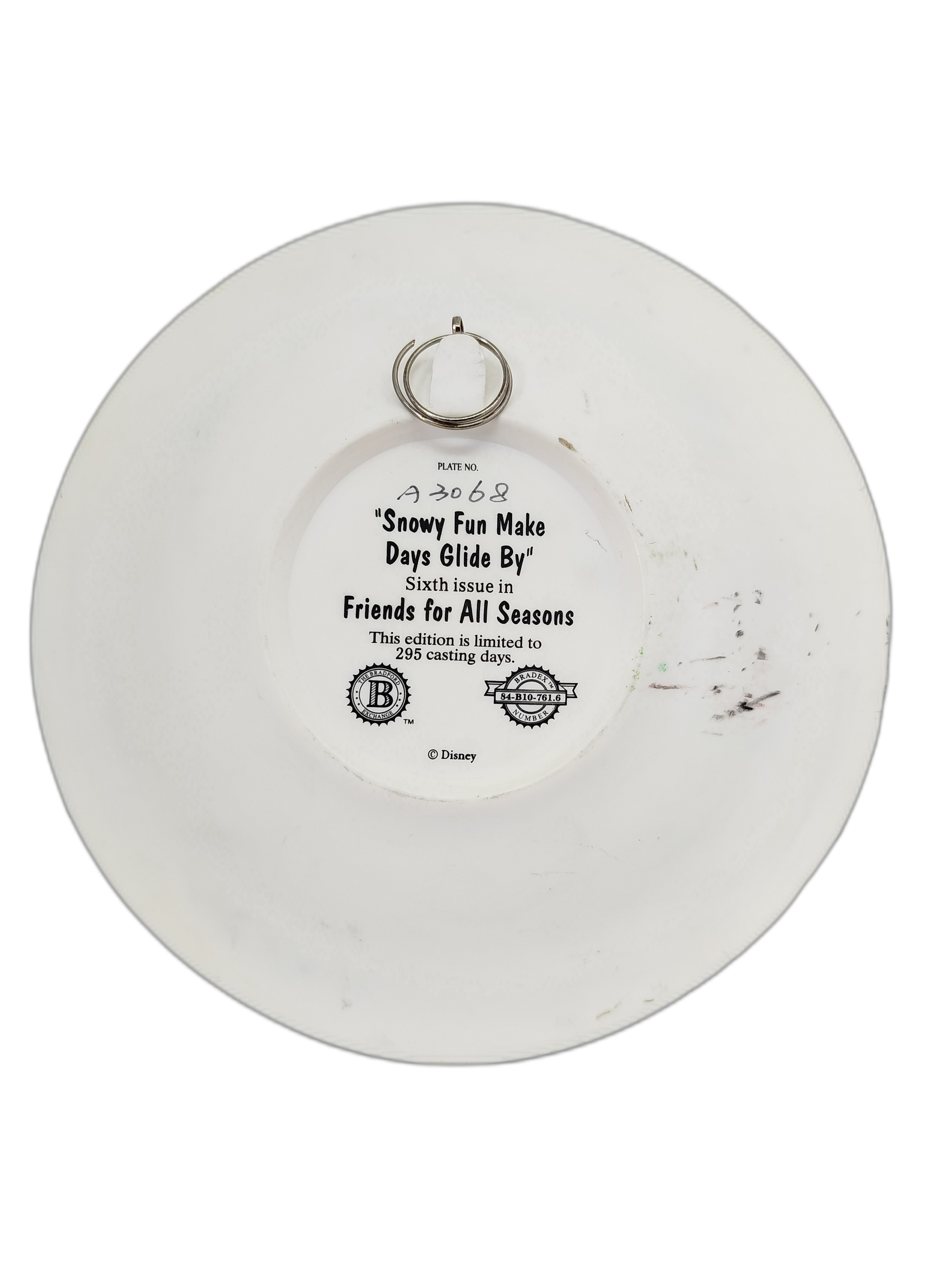 Plato decorativo de 1998 de Bradford Exchange: Disney Mickey Mouse   "Snowy Fun Makes Days Glide By" - (MICKEY SIN NARIZ)