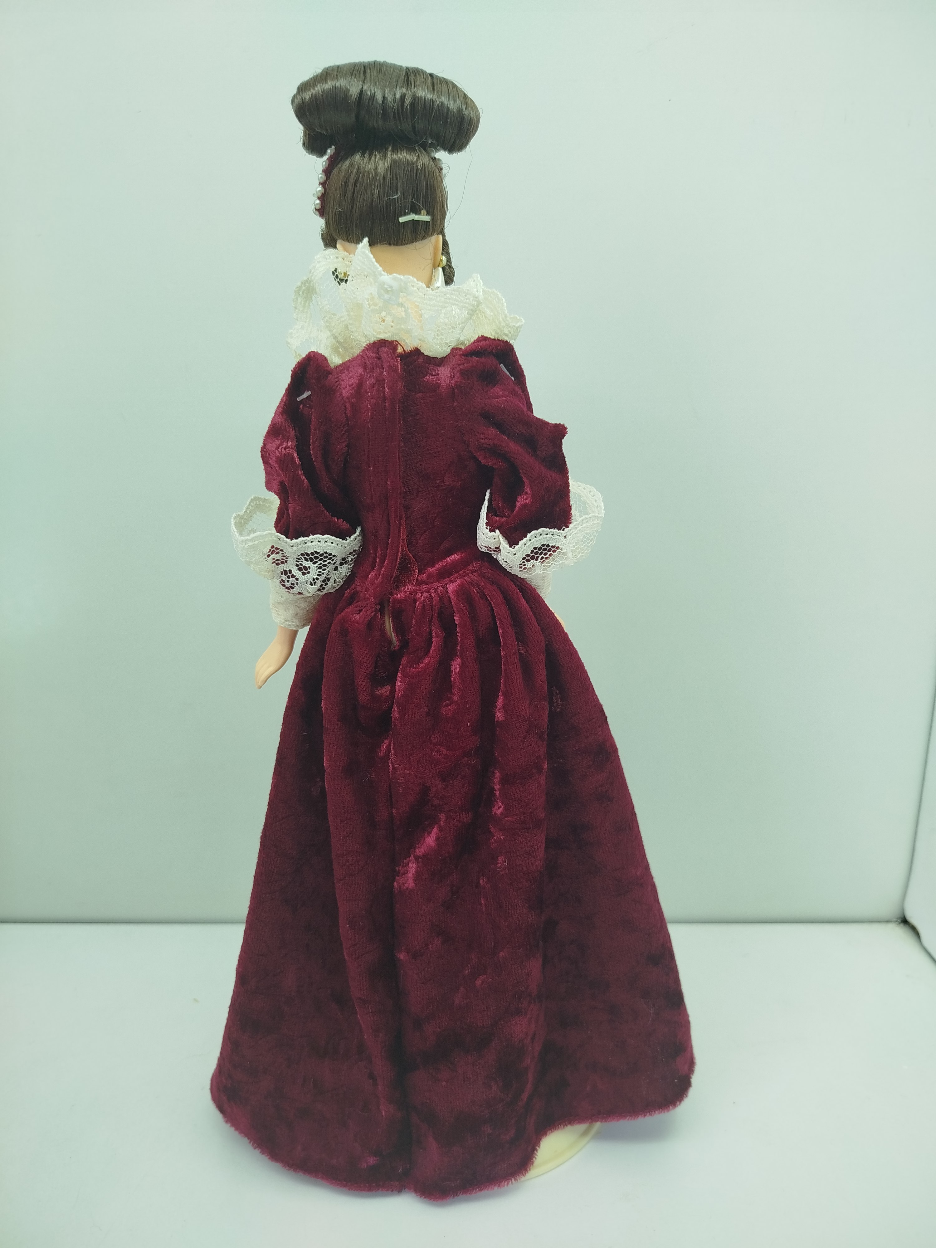  Sentimental Valentine Barbie, lanzada originalmente entre 1996 y 1997 como una edición especial en colaboración entre Mattel y Hallmark.