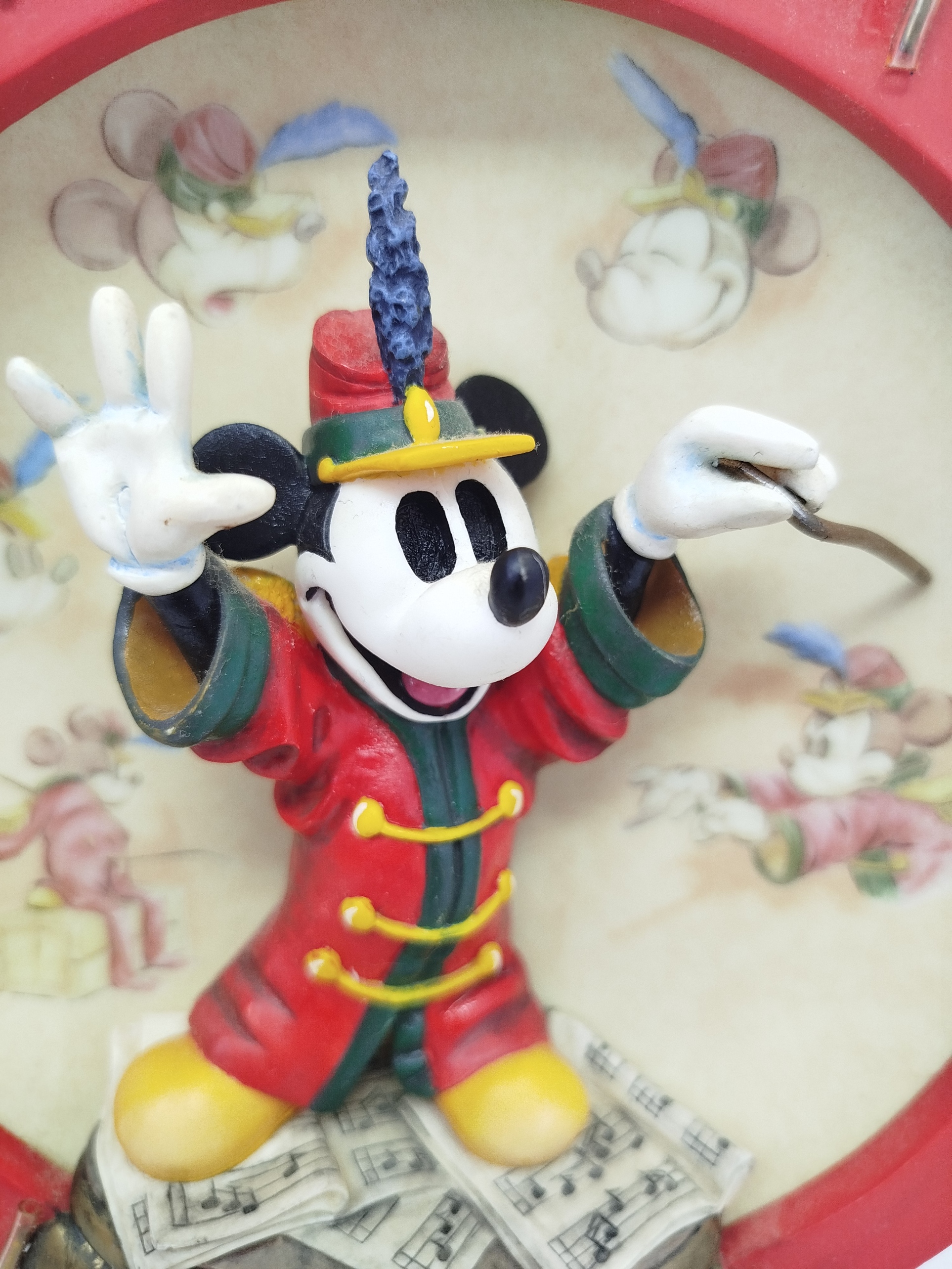 plato decorativo de pared en 3D de Disney que representa a Mickey Mouse como director en "The Band Concert"