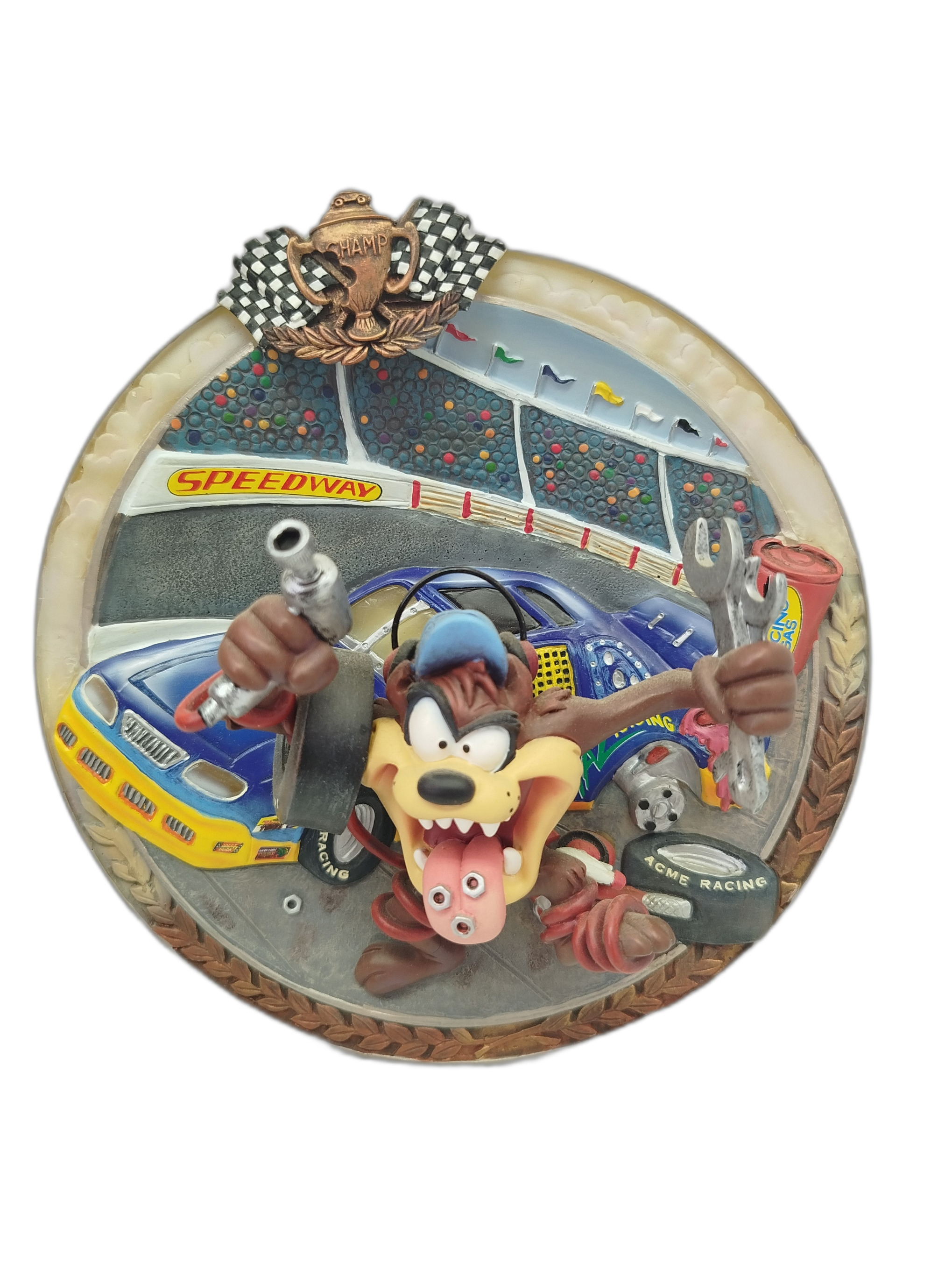 Plato coleccionable en 3D de la marca The Bradford Exchange, perteneciente a una serie temática de los Looney Tunes y las carreras automovilísticas.