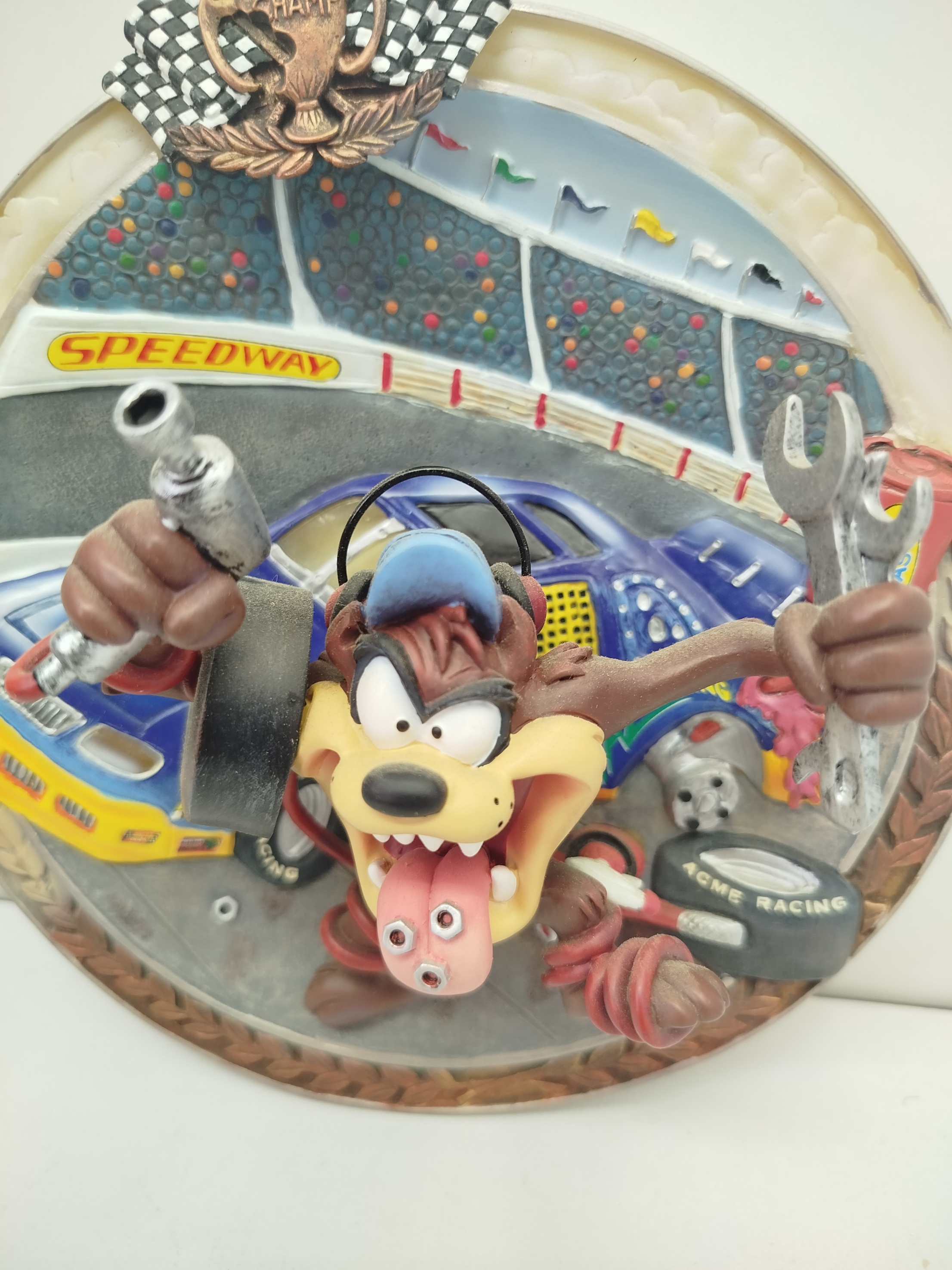 Plato coleccionable en 3D de la marca The Bradford Exchange, perteneciente a una serie temática de los Looney Tunes y las carreras automovilísticas.