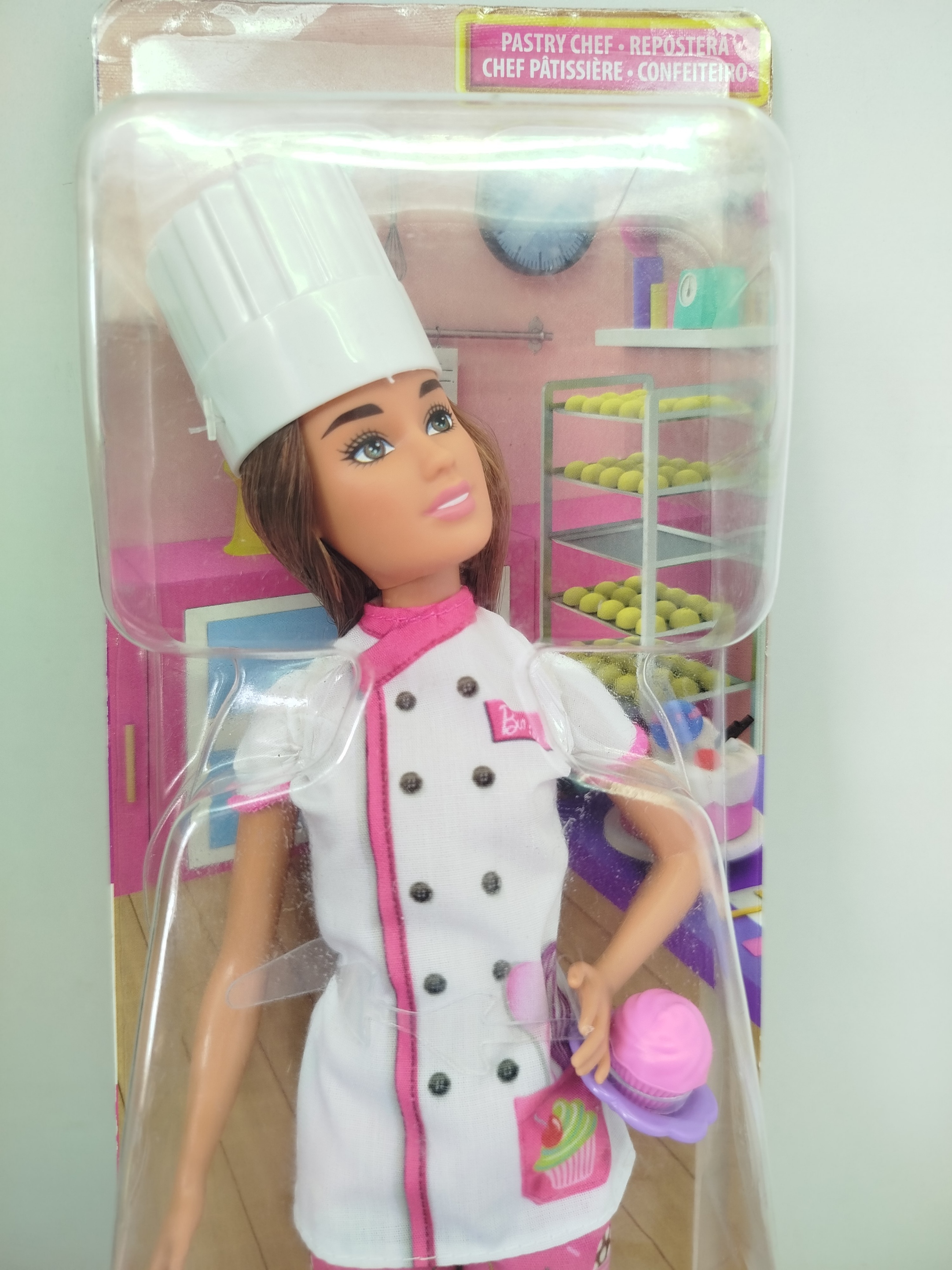 Barbie Repostera Profesiones  de Mattel, que viene con su clásico gorro de chef blanco y accesorios de repostería como un pequeño pastelito