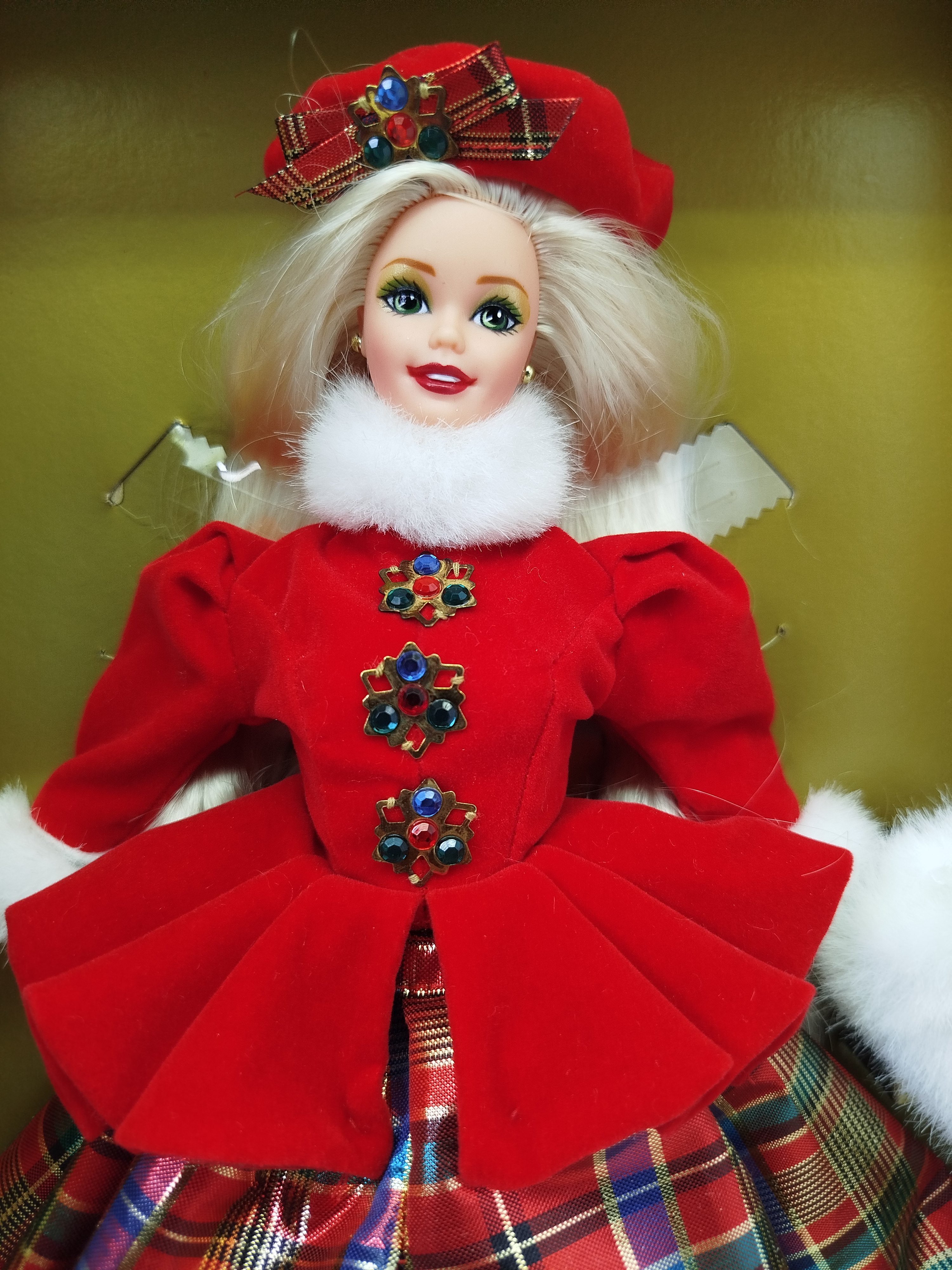 Jewel Princess Barbie, una edición limitada lanzada por Mattel en 1996 como parte de The Winter Princess Collection.