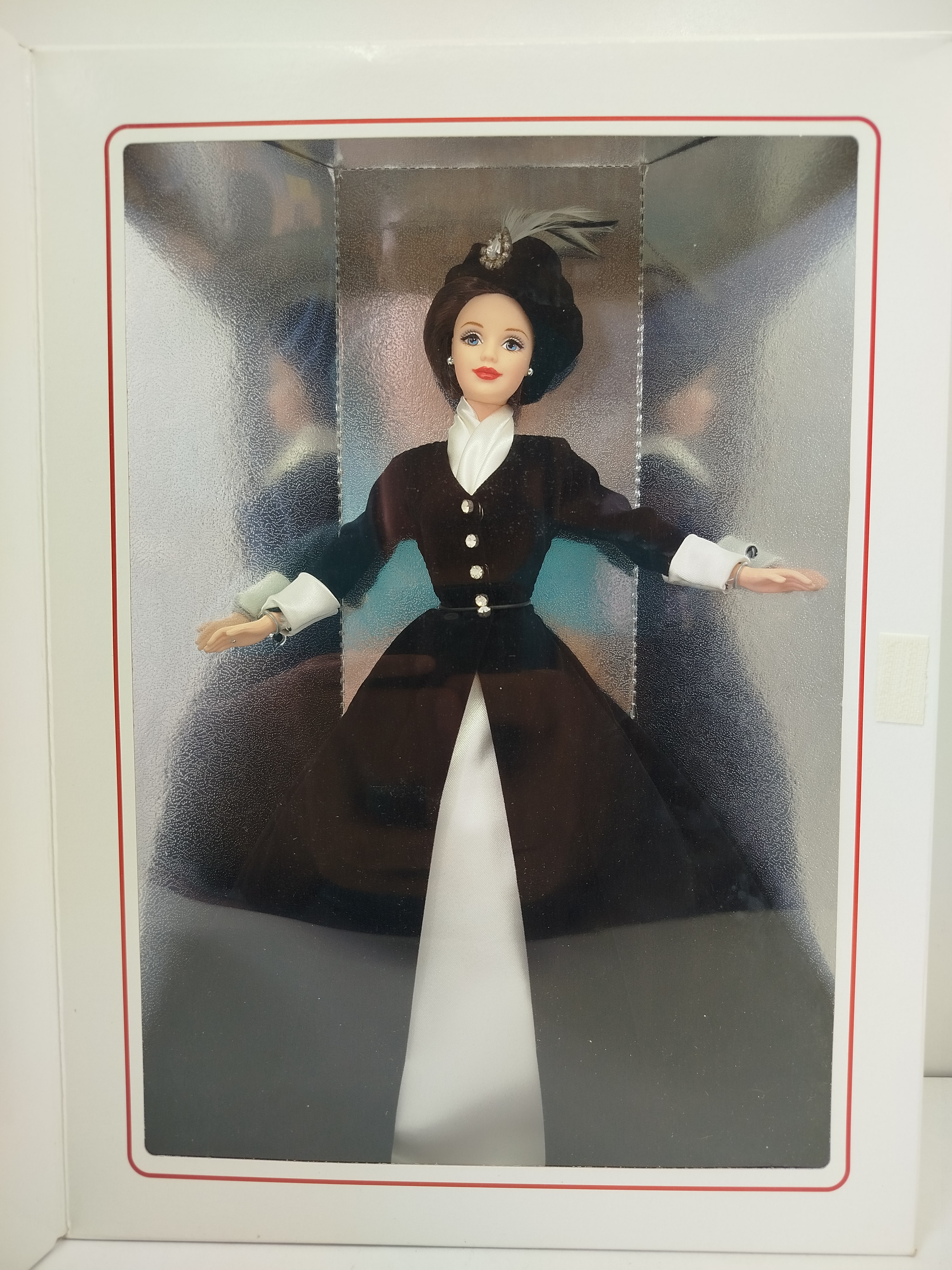  Romantic Interlude Barbie, lanzada en 1996 por Mattel como la sexta entrega de la prestigiosa línea Classique Collection.