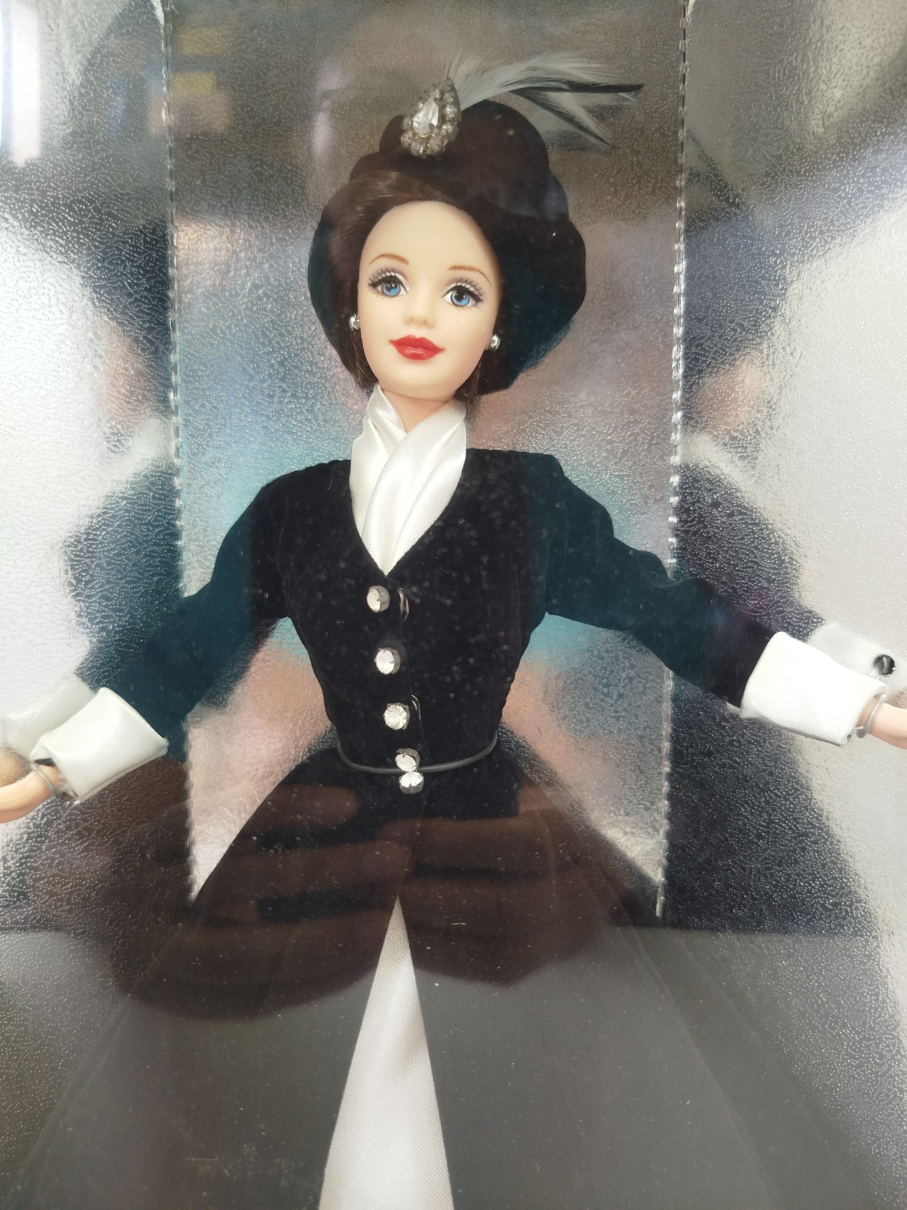  Romantic Interlude Barbie, lanzada en 1996 por Mattel como la sexta entrega de la prestigiosa línea Classique Collection.