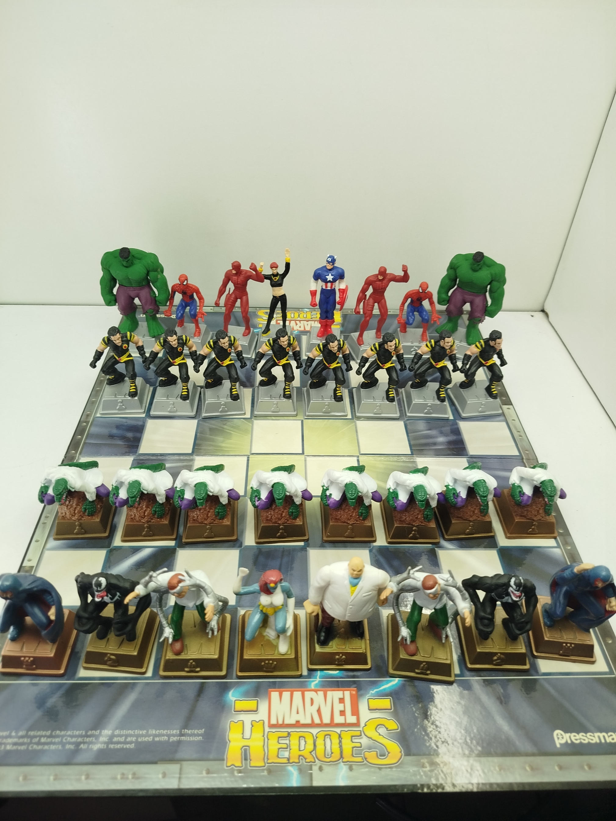  Marvel Heroes Chess Set, lanzado por la compañía Pressman