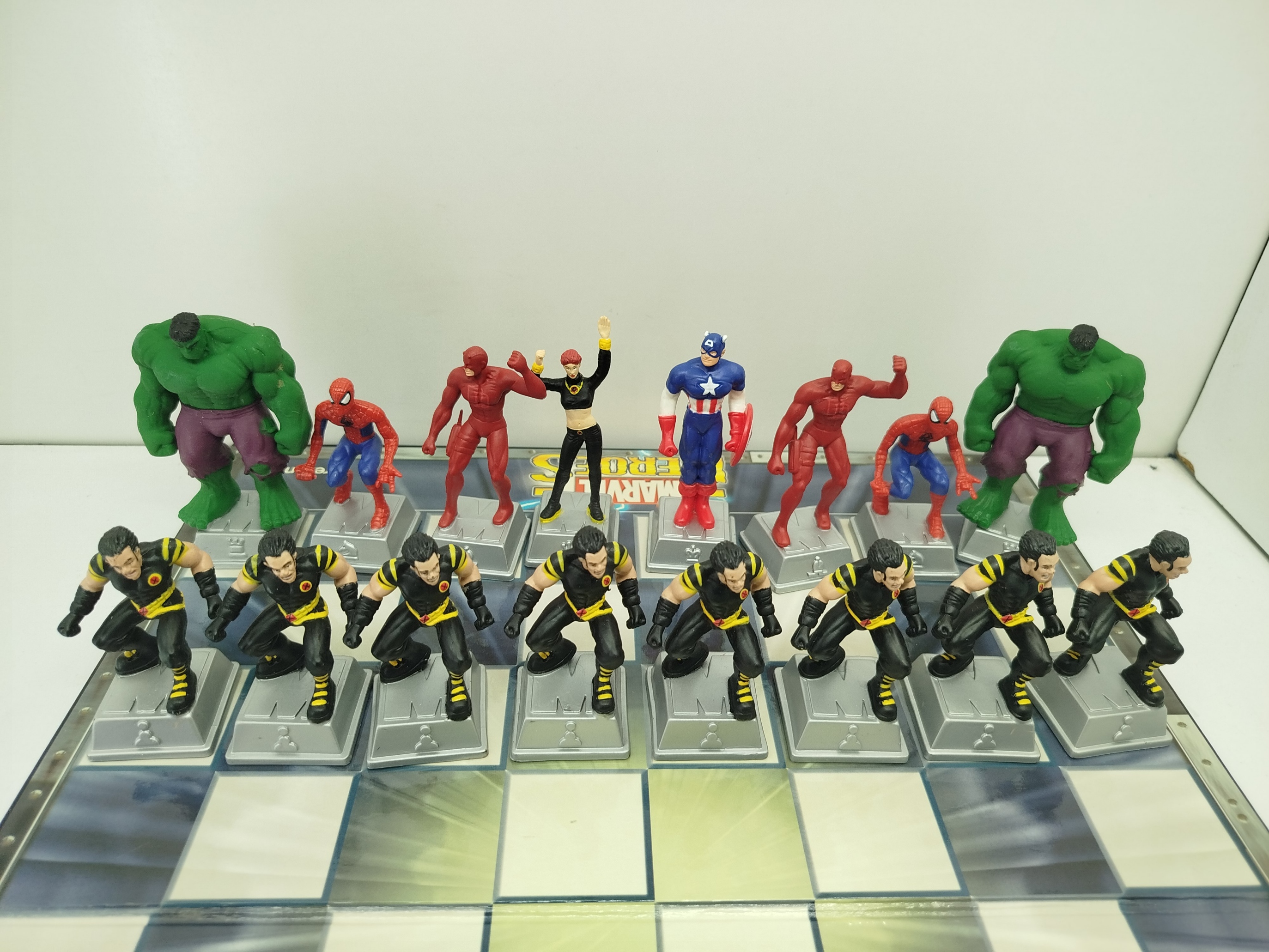  Marvel Heroes Chess Set, lanzado por la compañía Pressman