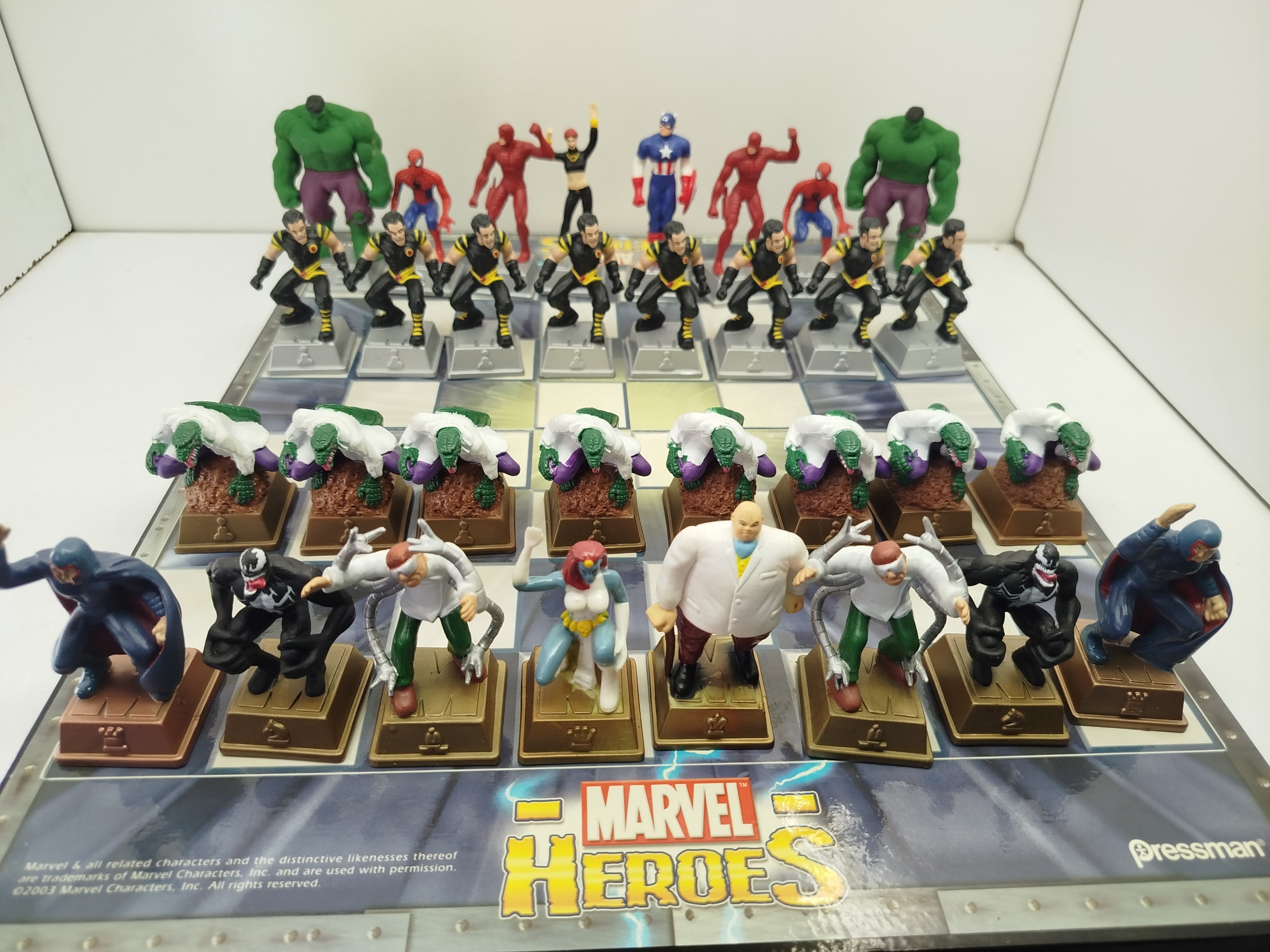  Marvel Heroes Chess Set, lanzado por la compañía Pressman