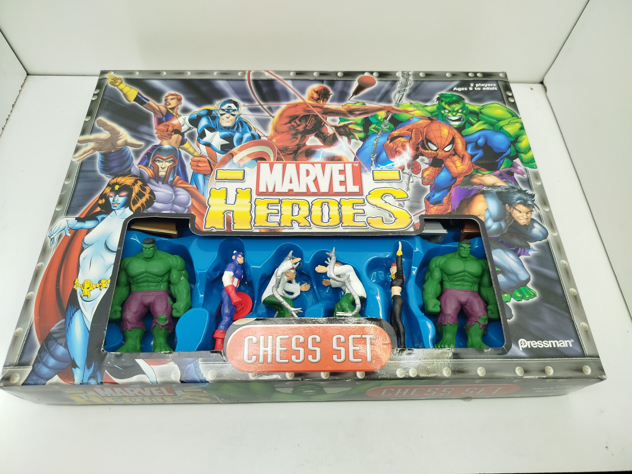  Marvel Heroes Chess Set, lanzado por la compañía Pressman