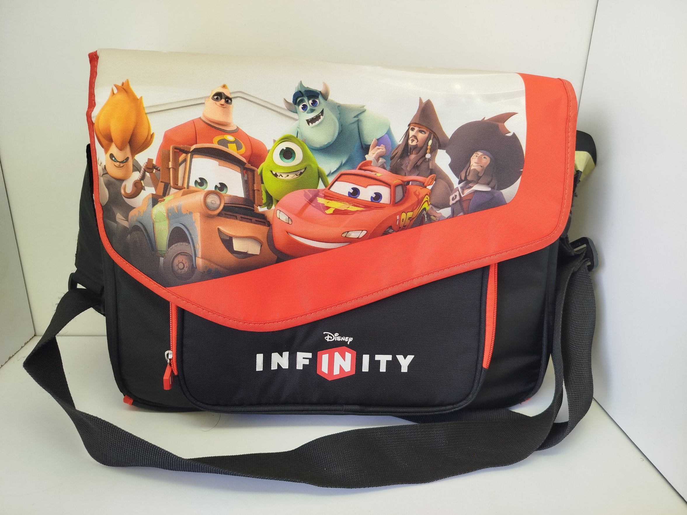 Maletin Infinity , un accesorio oficial diseñado para transportar y proteger los elementos del videojuego Disney Infinity