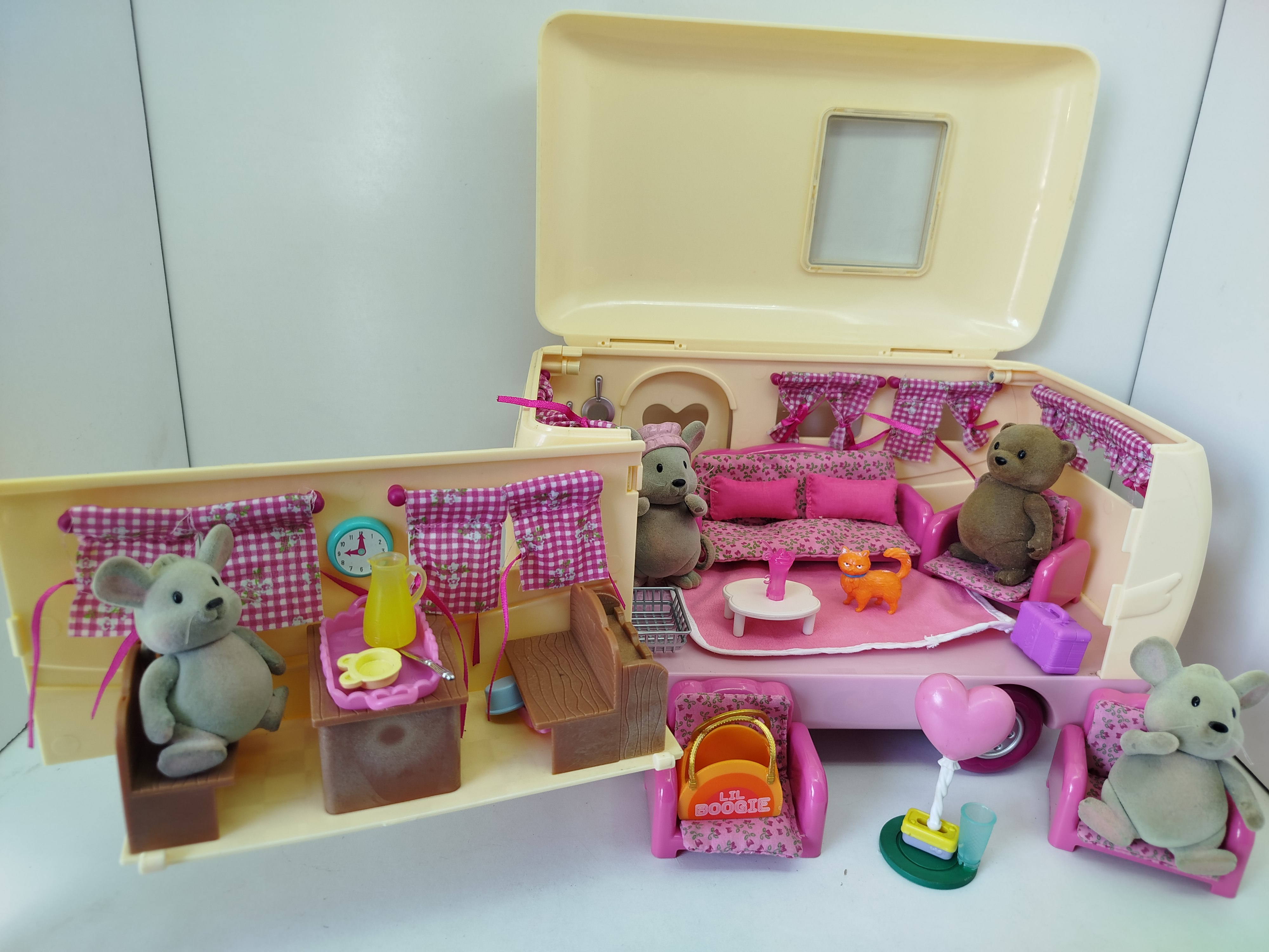 Happy Camper - Remolque o casa rodante diseñado para albergar a los distintos personajes de animales aterciopelados de la línea ternurines
