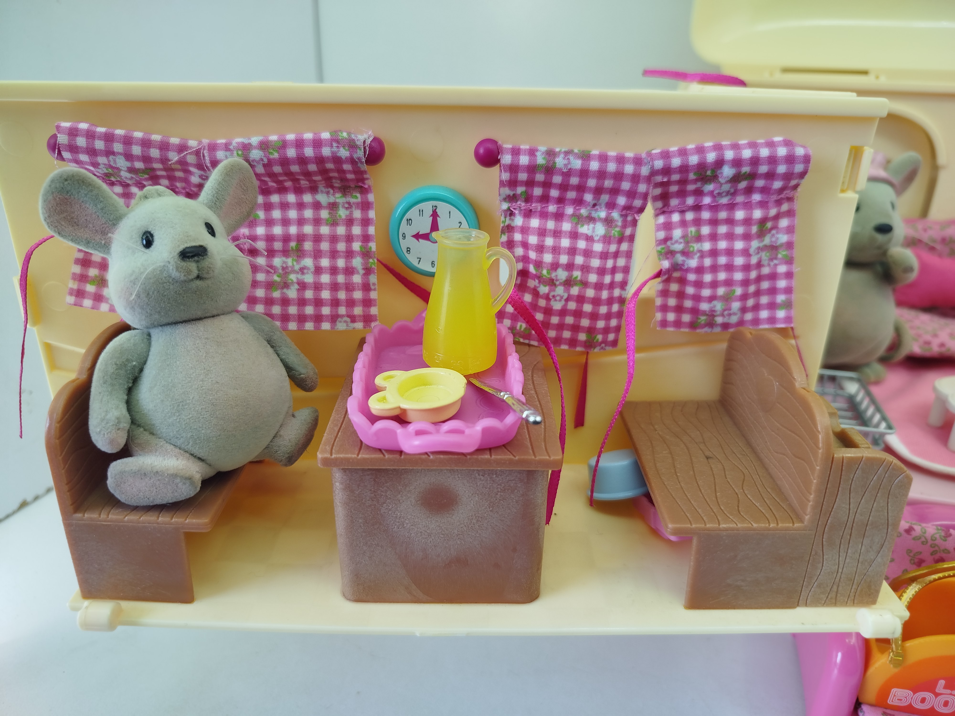 Happy Camper - Remolque o casa rodante diseñado para albergar a los distintos personajes de animales aterciopelados de la línea ternurines