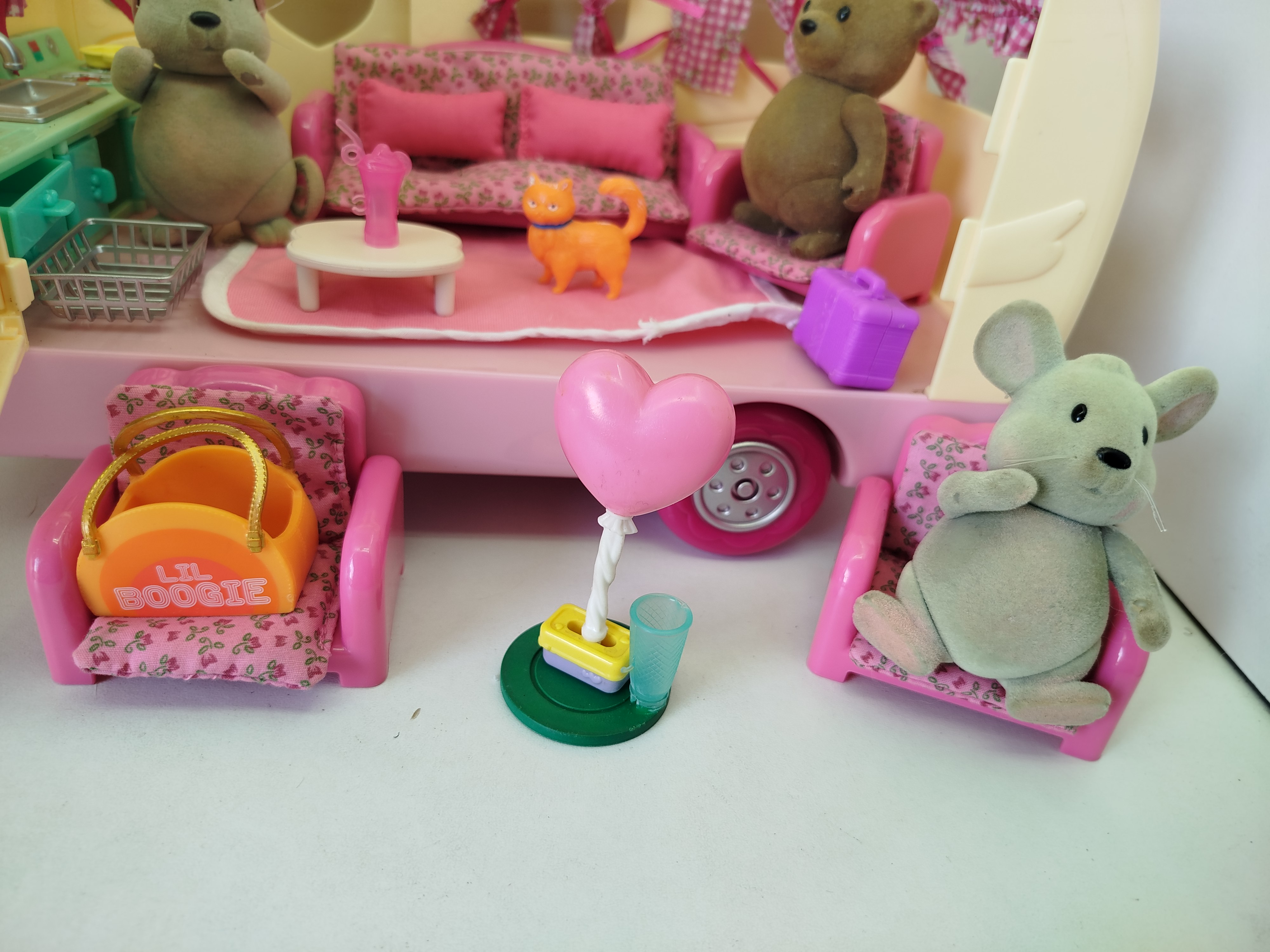 Happy Camper - Remolque o casa rodante diseñado para albergar a los distintos personajes de animales aterciopelados de la línea ternurines