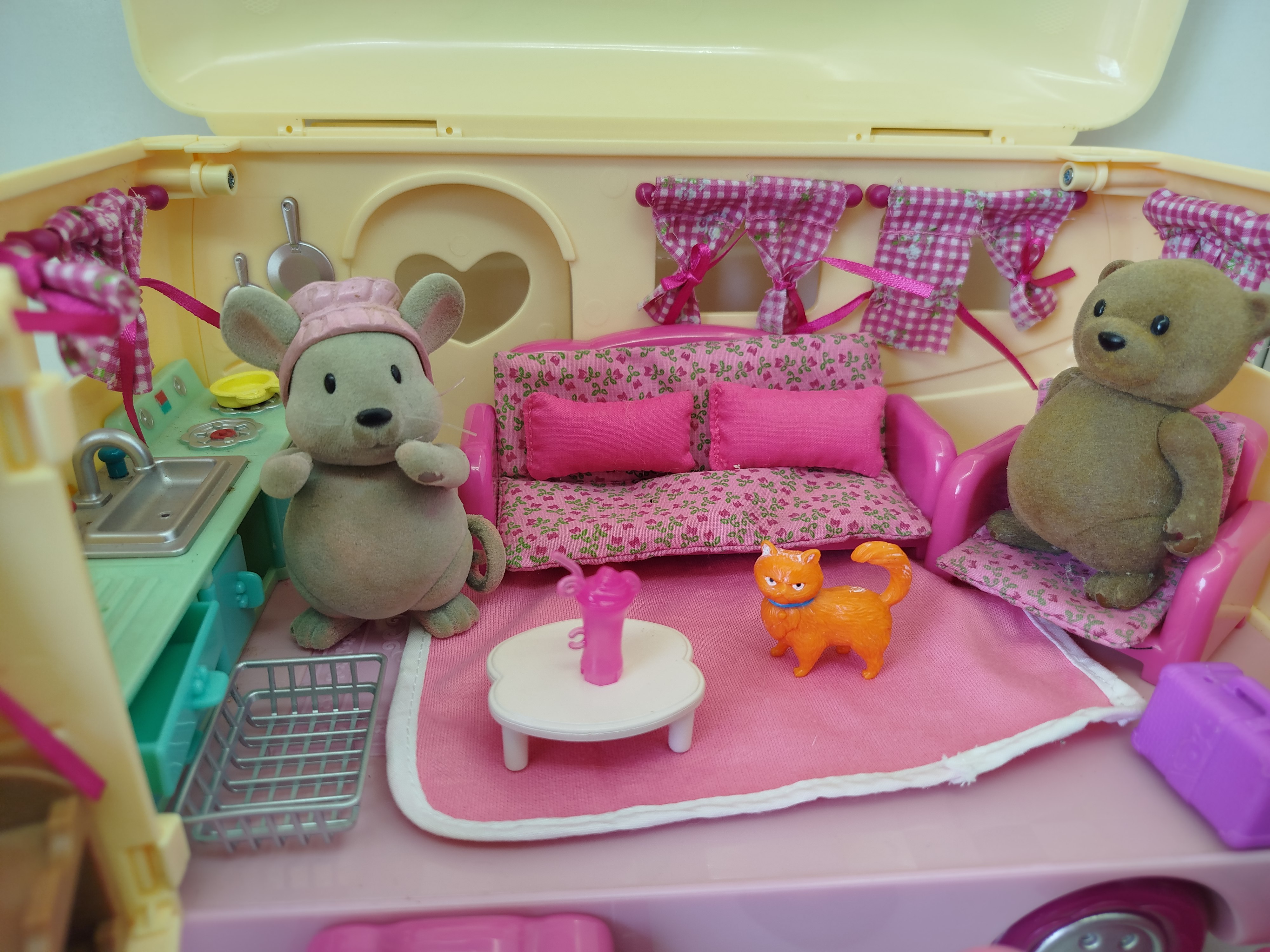 Happy Camper - Remolque o casa rodante diseñado para albergar a los distintos personajes de animales aterciopelados de la línea ternurines