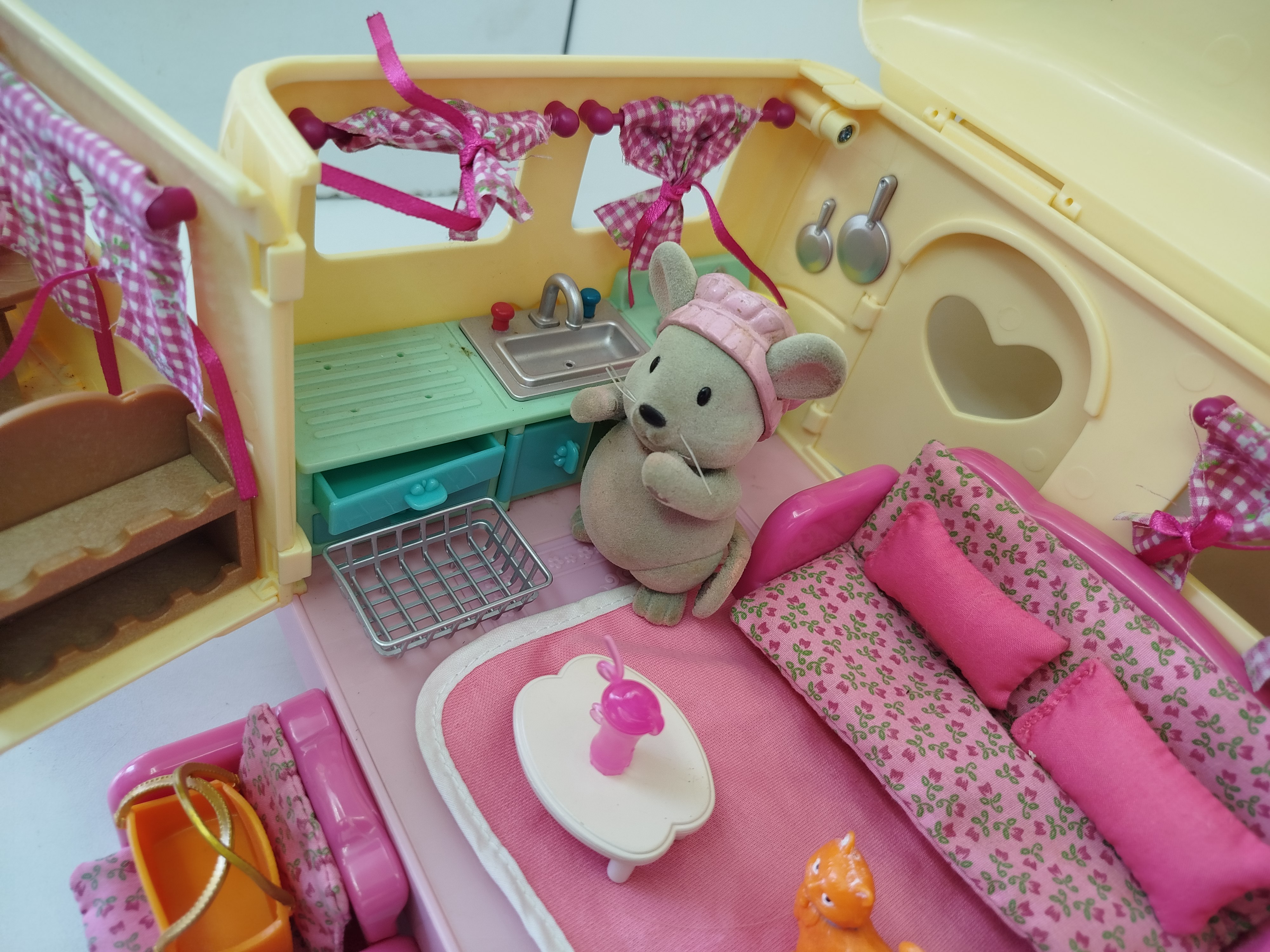 Happy Camper - Remolque o casa rodante diseñado para albergar a los distintos personajes de animales aterciopelados de la línea ternurines