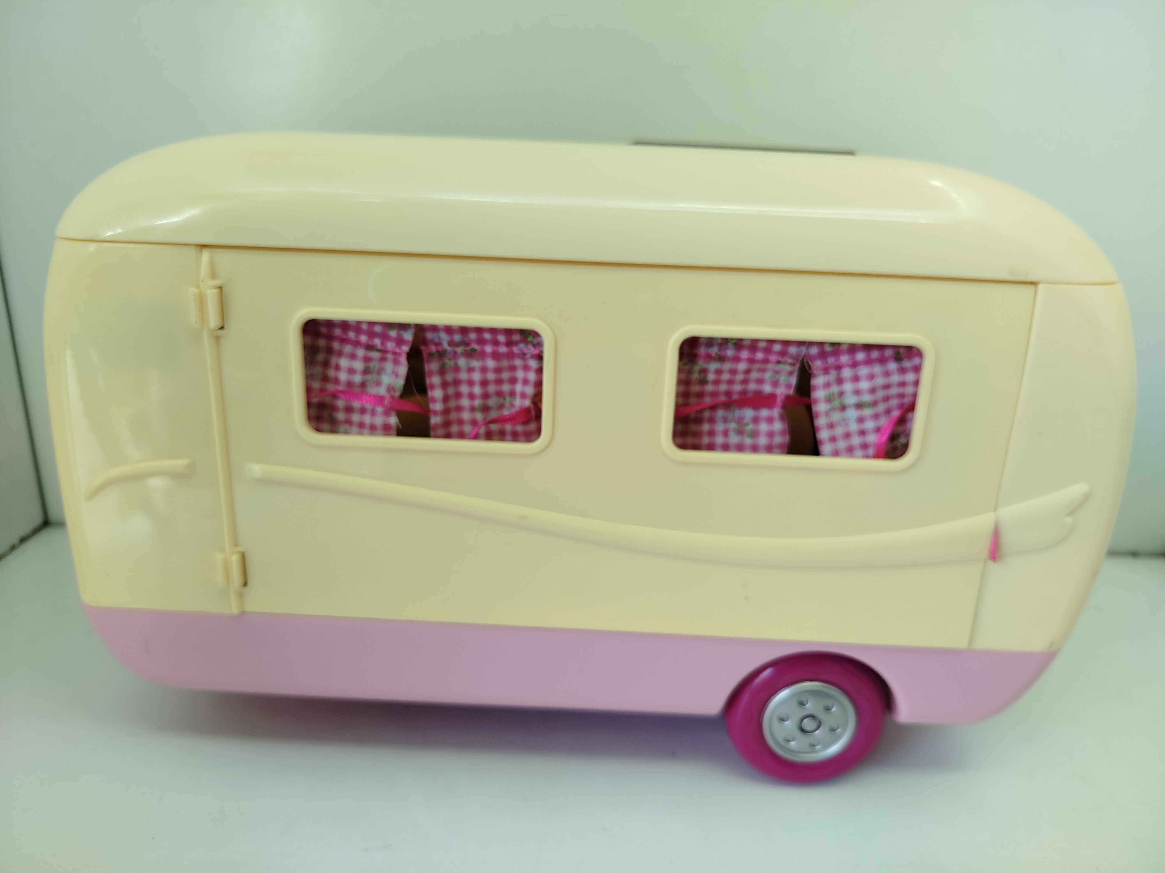 Happy Camper - Remolque o casa rodante diseñado para albergar a los distintos personajes de animales aterciopelados de la línea ternurines