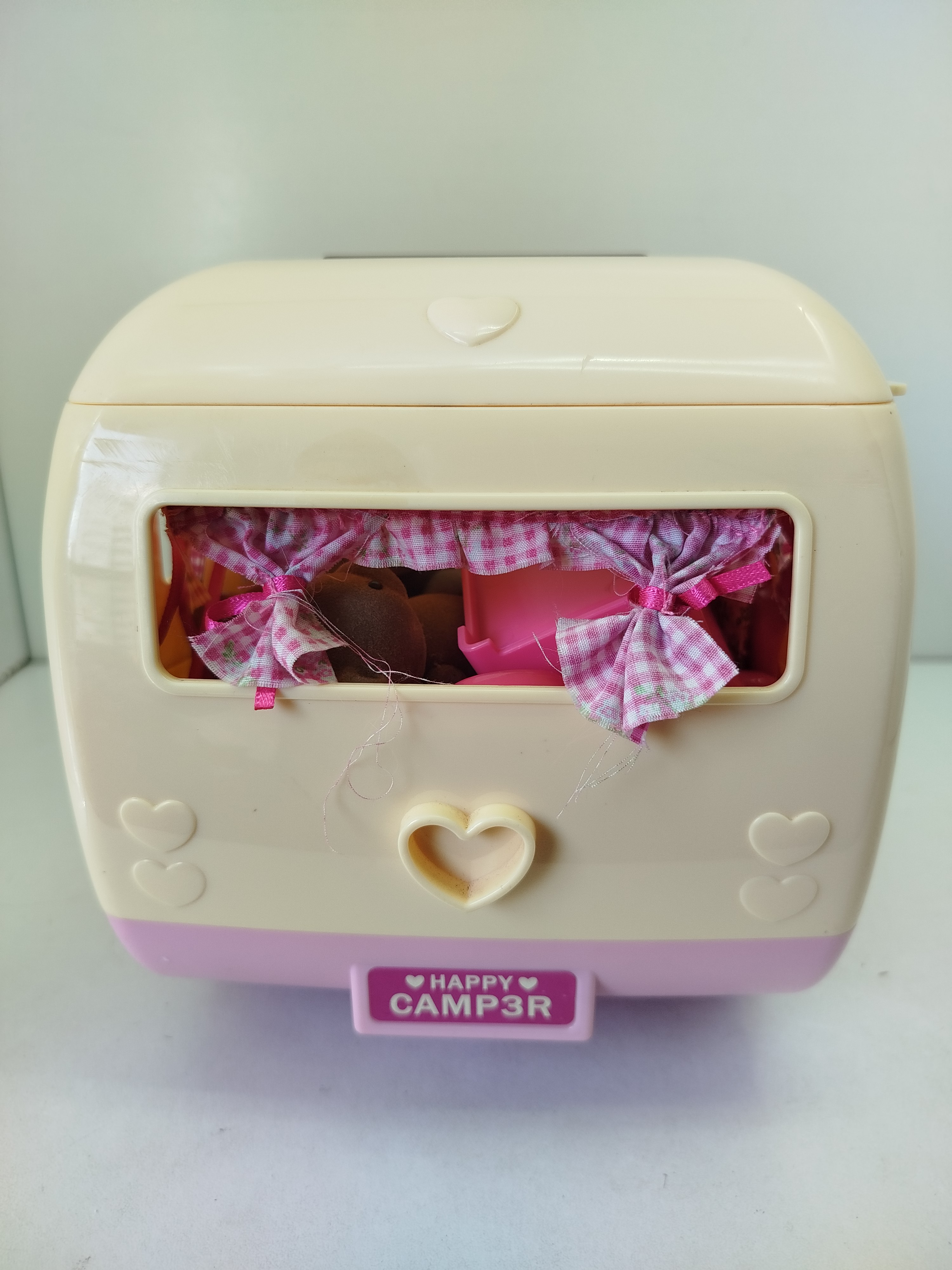 Happy Camper - Remolque o casa rodante diseñado para albergar a los distintos personajes de animales aterciopelados de la línea ternurines