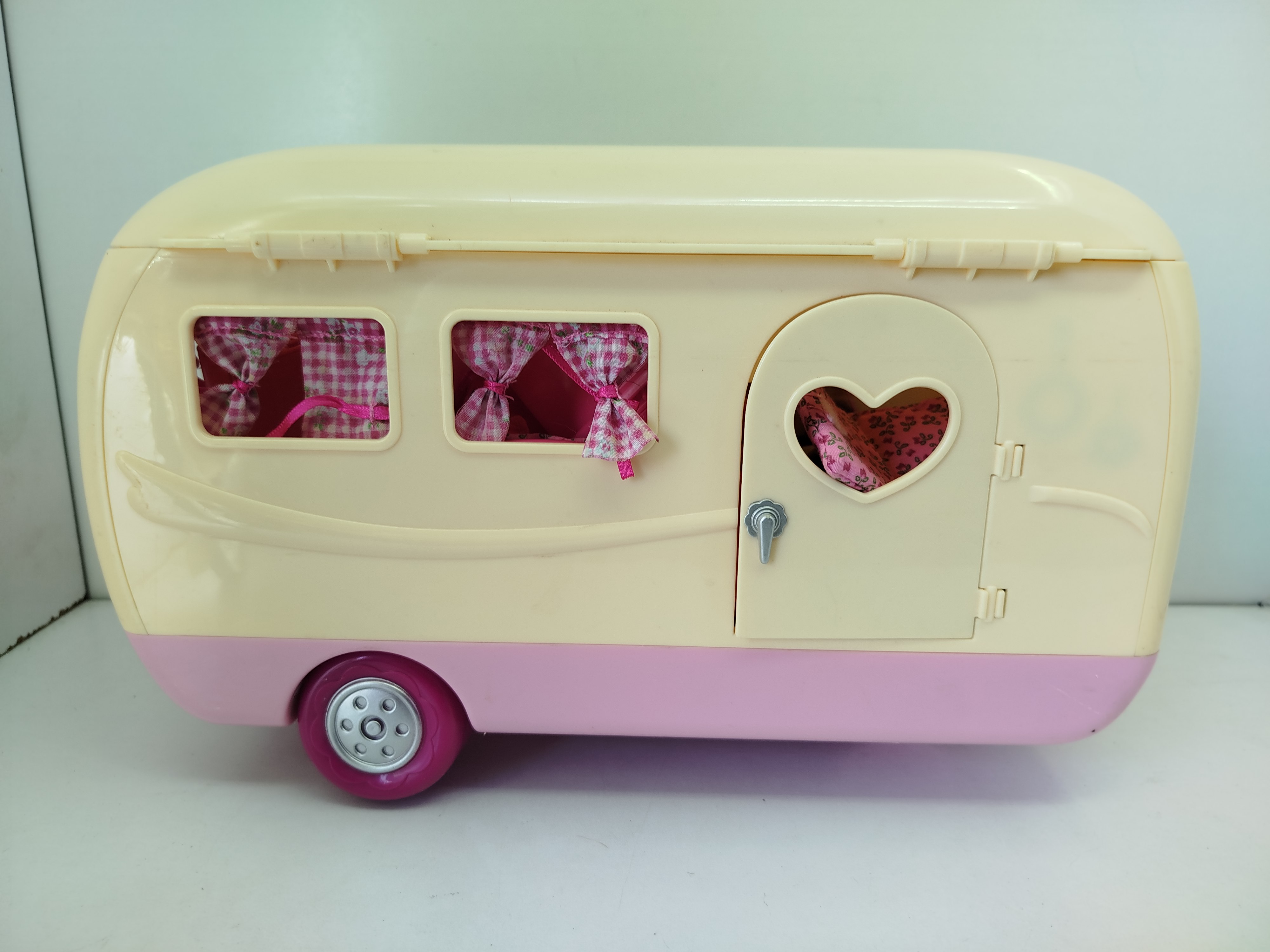 Happy Camper - Remolque o casa rodante diseñado para albergar a los distintos personajes de animales aterciopelados de la línea ternurines
