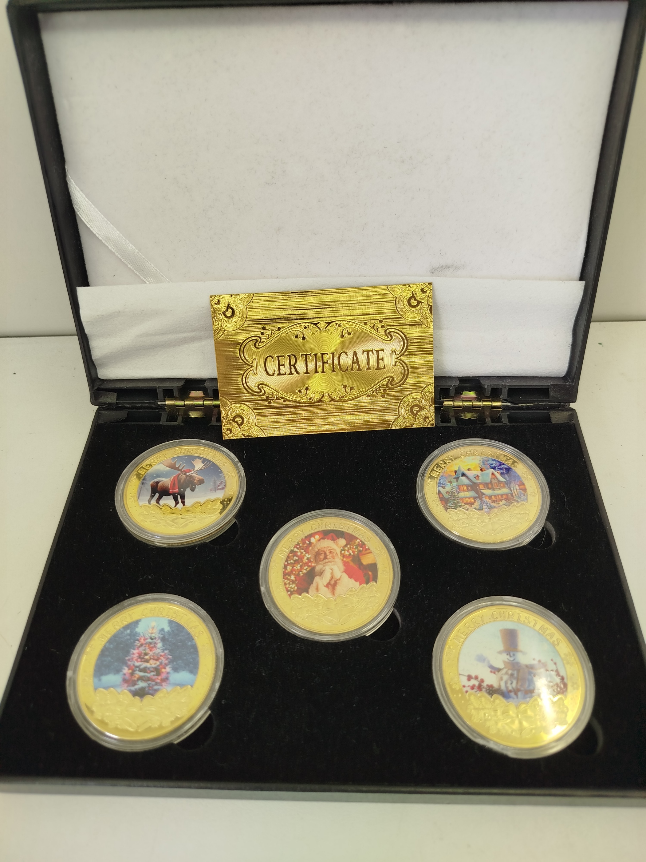 Monedas conmemorativas navideñas bañadas en oro