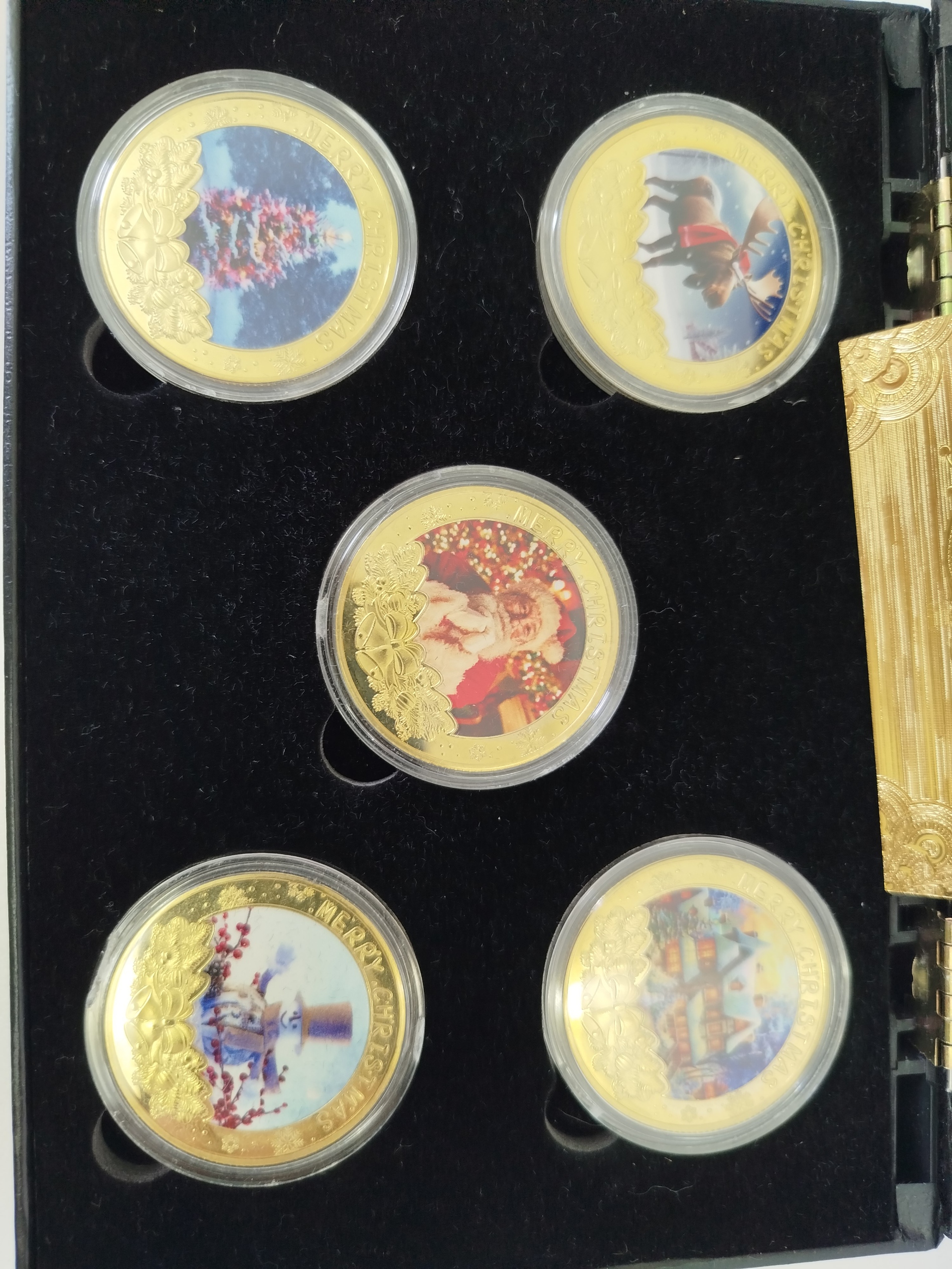 Monedas conmemorativas navideñas bañadas en oro