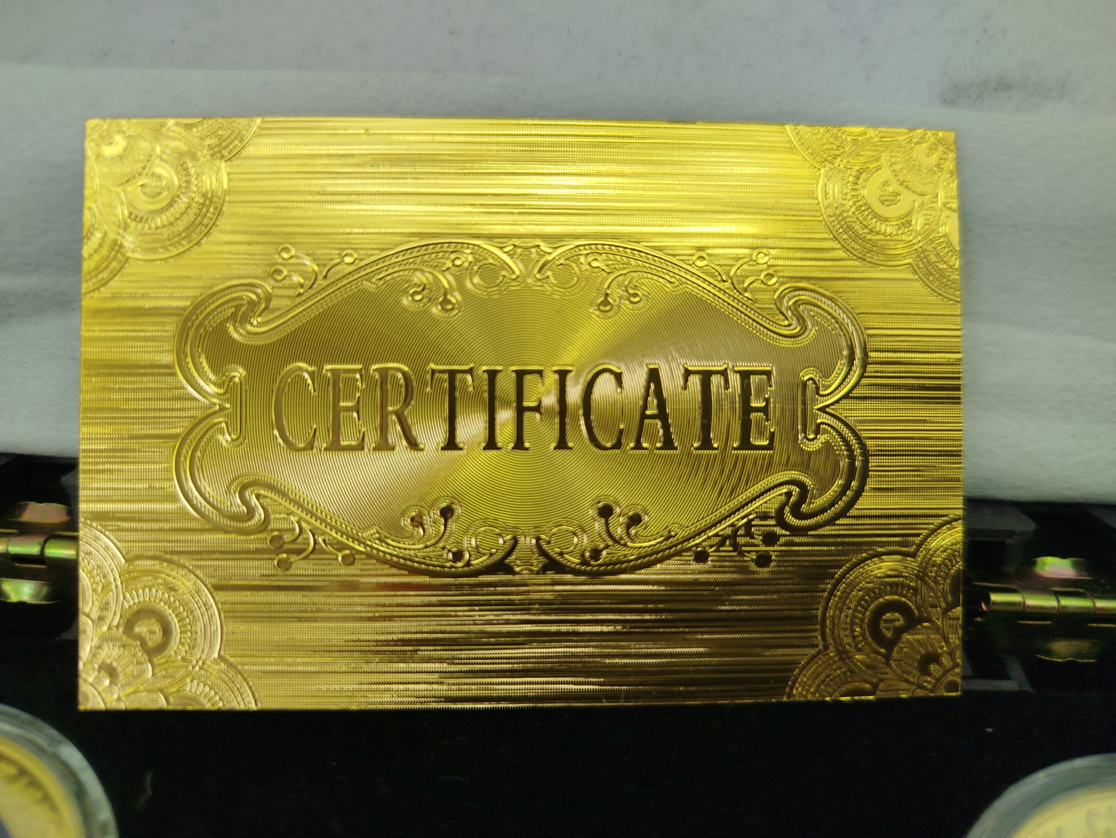 Monedas conmemorativas navideñas bañadas en oro