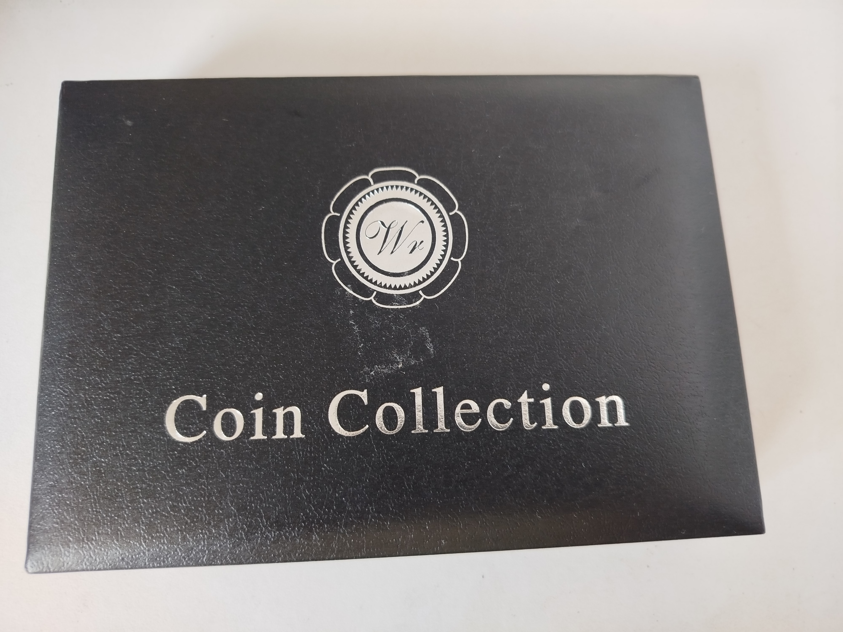 Monedas conmemorativas navideñas bañadas en oro
