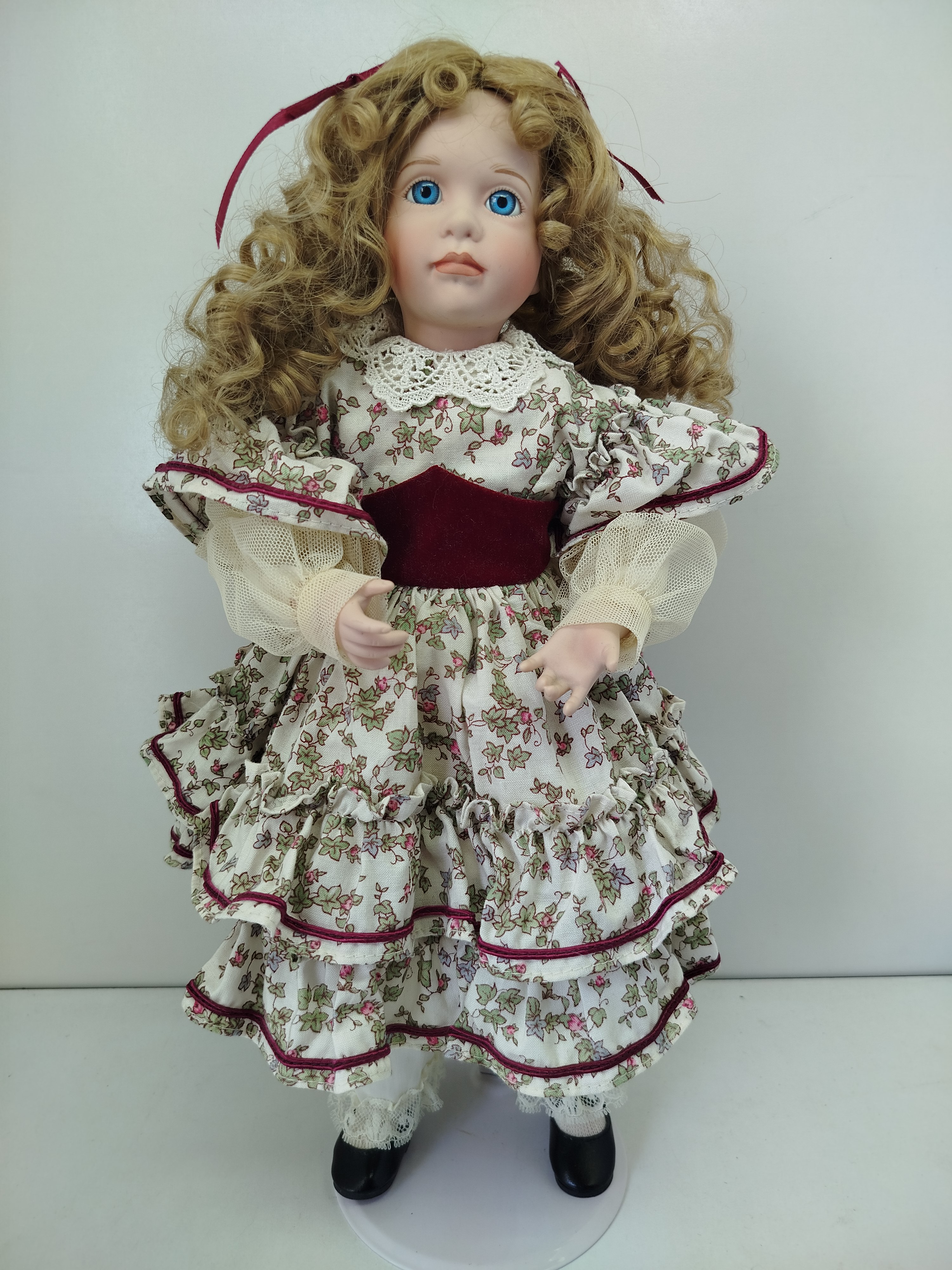 Muñeca de porcelana "Amy March" de la prestigiosa serie basada en la novela Mujercitas (Little Women Collection), fabricada por The Ashton-Drake Galleries en el año 1994