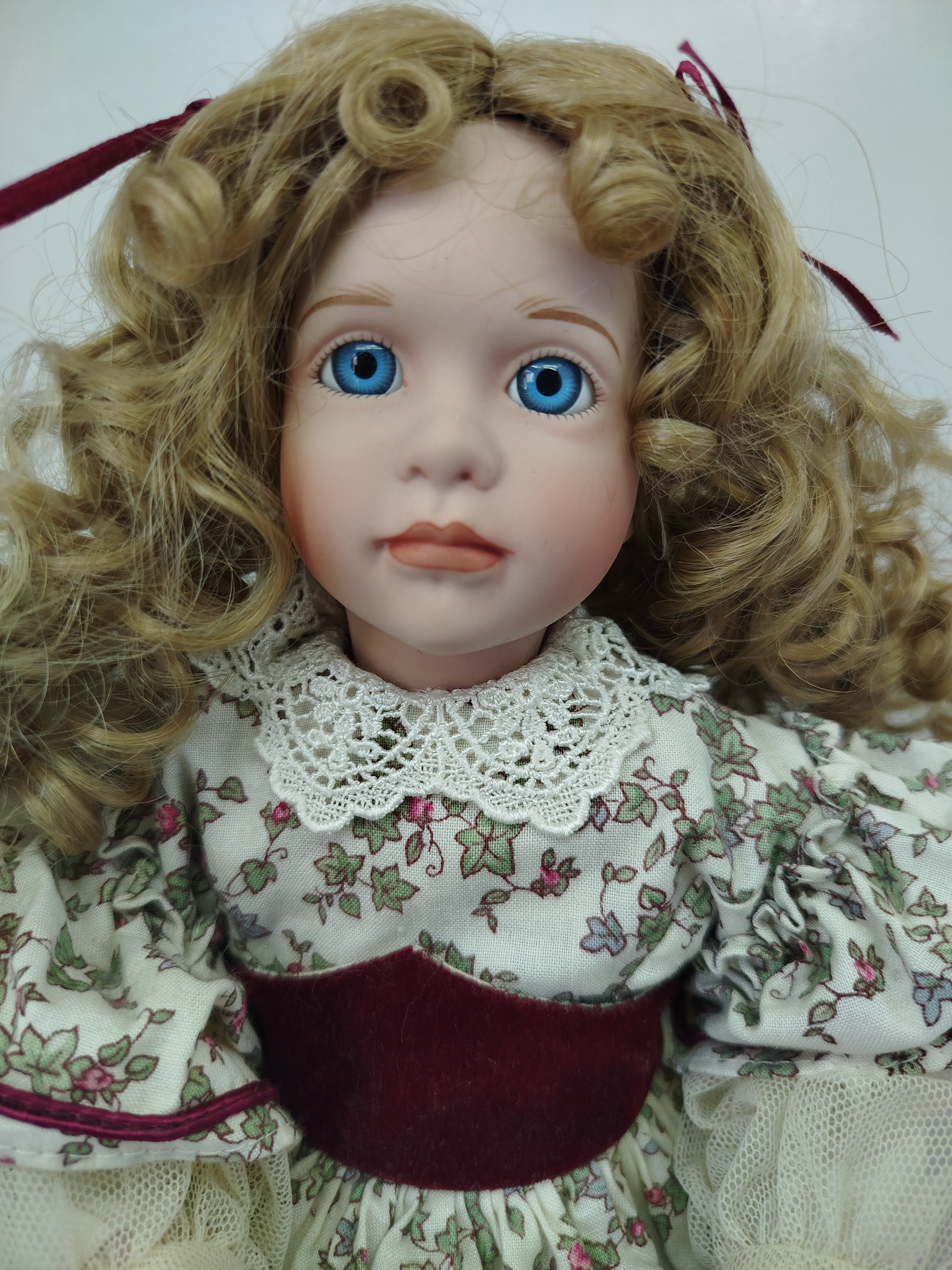 Muñeca de porcelana "Amy March" de la prestigiosa serie basada en la novela Mujercitas (Little Women Collection), fabricada por The Ashton-Drake Galleries en el año 1994