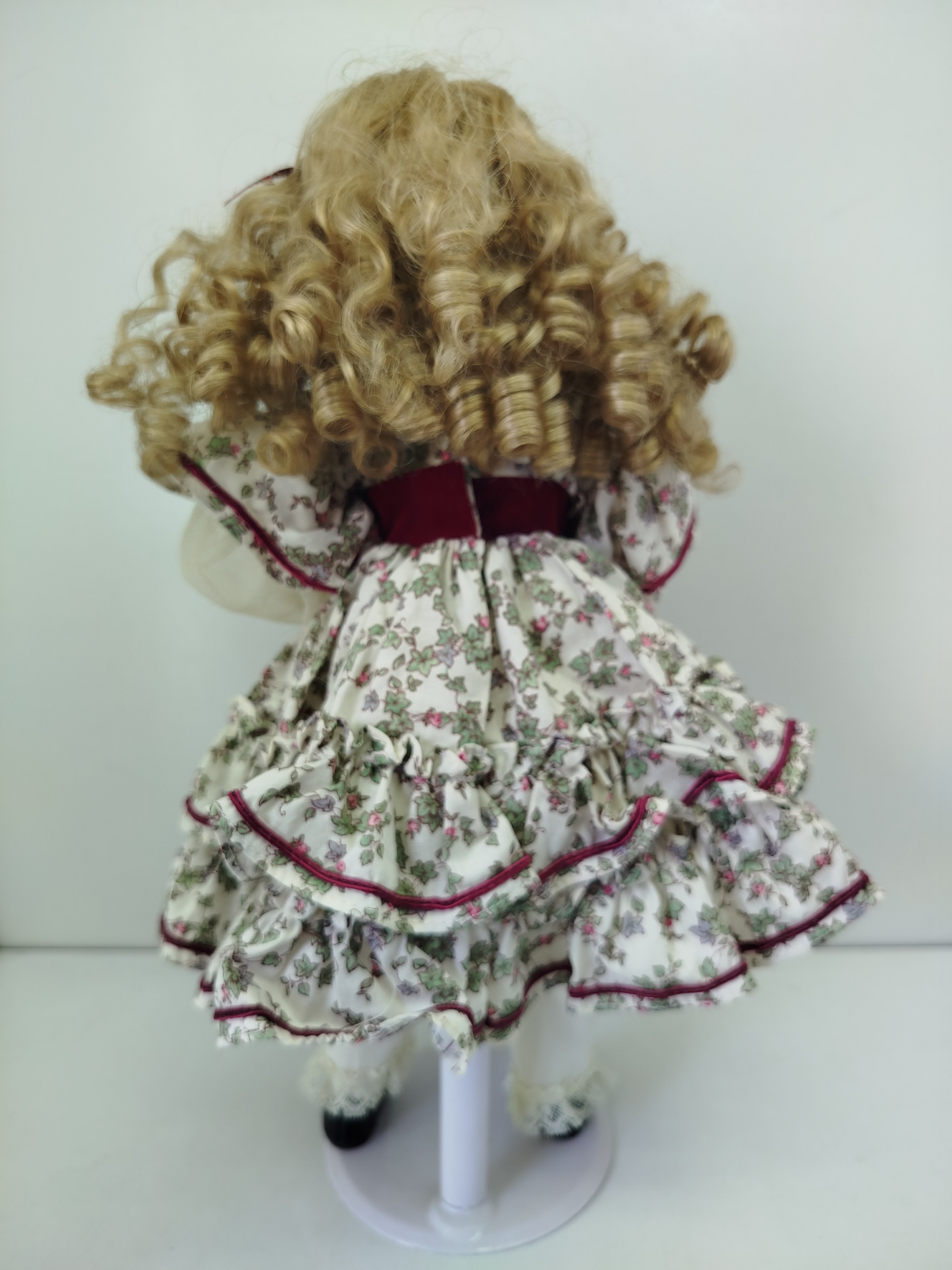 Muñeca de porcelana "Amy March" de la prestigiosa serie basada en la novela Mujercitas (Little Women Collection), fabricada por The Ashton-Drake Galleries en el año 1994