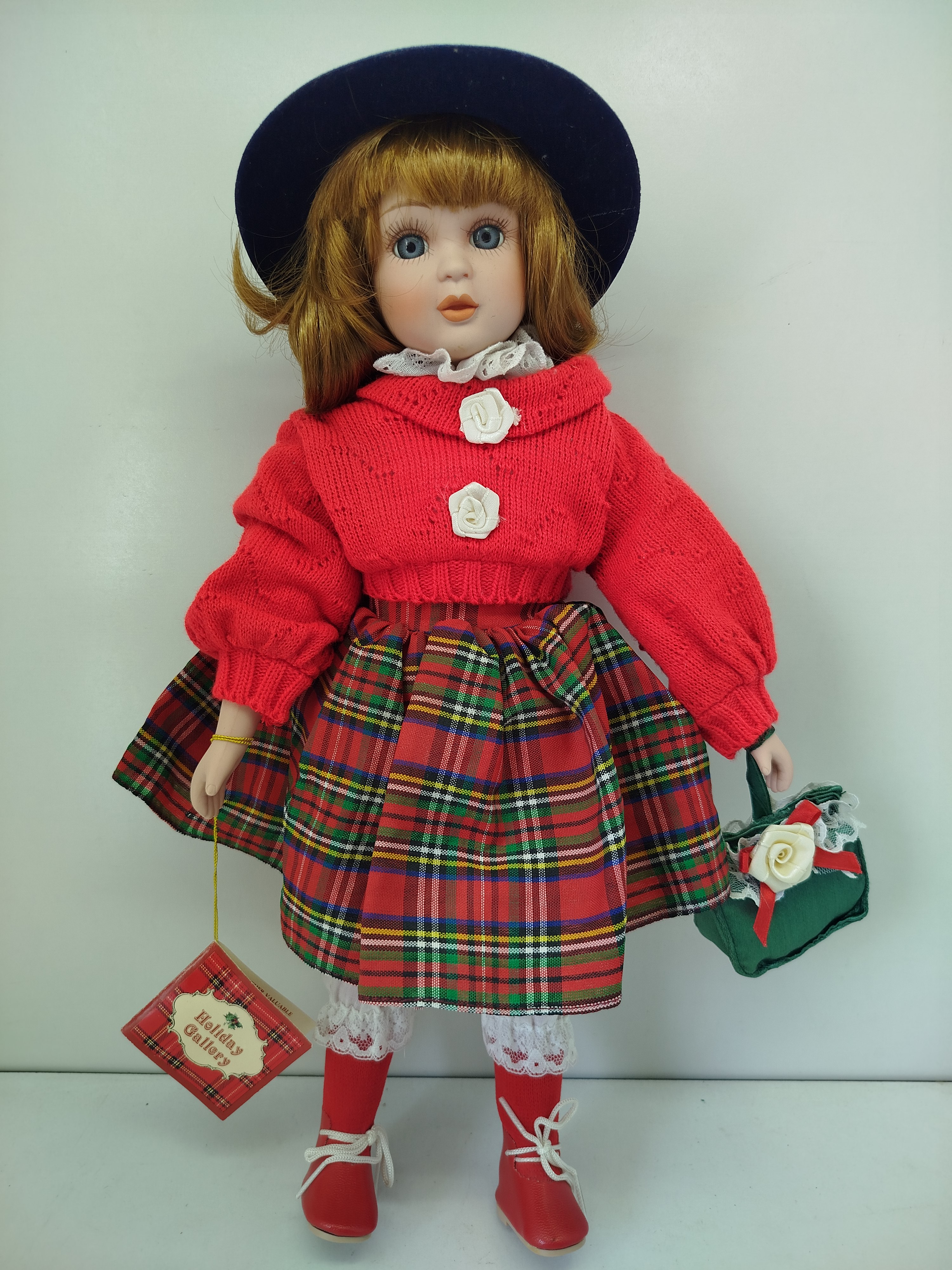 Muñeca de porcelana "Holiday Gallery" (Genuine Collectible Porcelain Doll), una serie temática producida masivamente en la década de 1990 enfocada en vestuarios de temporada invernal y navideña.