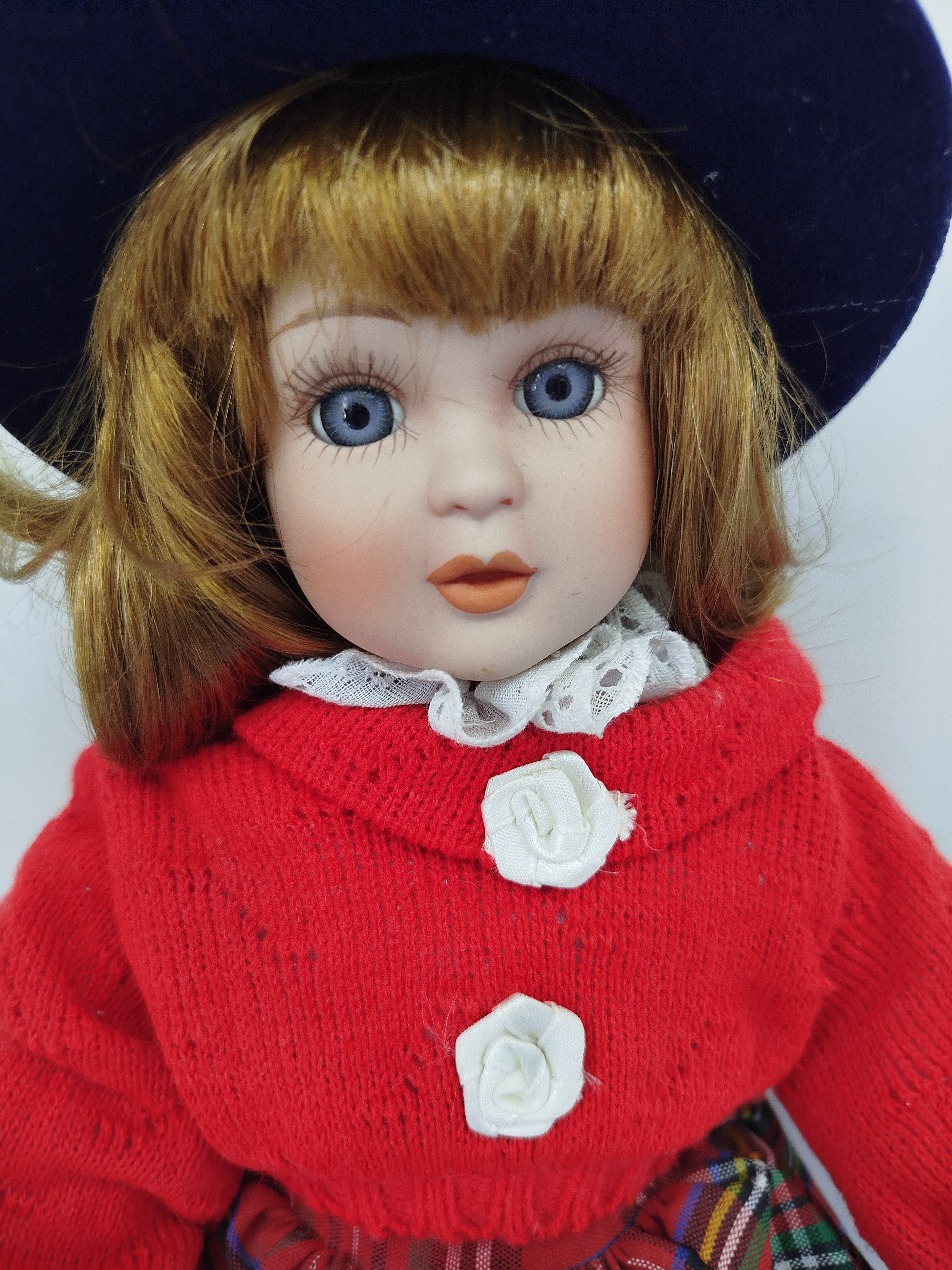 Muñeca de porcelana "Holiday Gallery" (Genuine Collectible Porcelain Doll), una serie temática producida masivamente en la década de 1990 enfocada en vestuarios de temporada invernal y navideña.