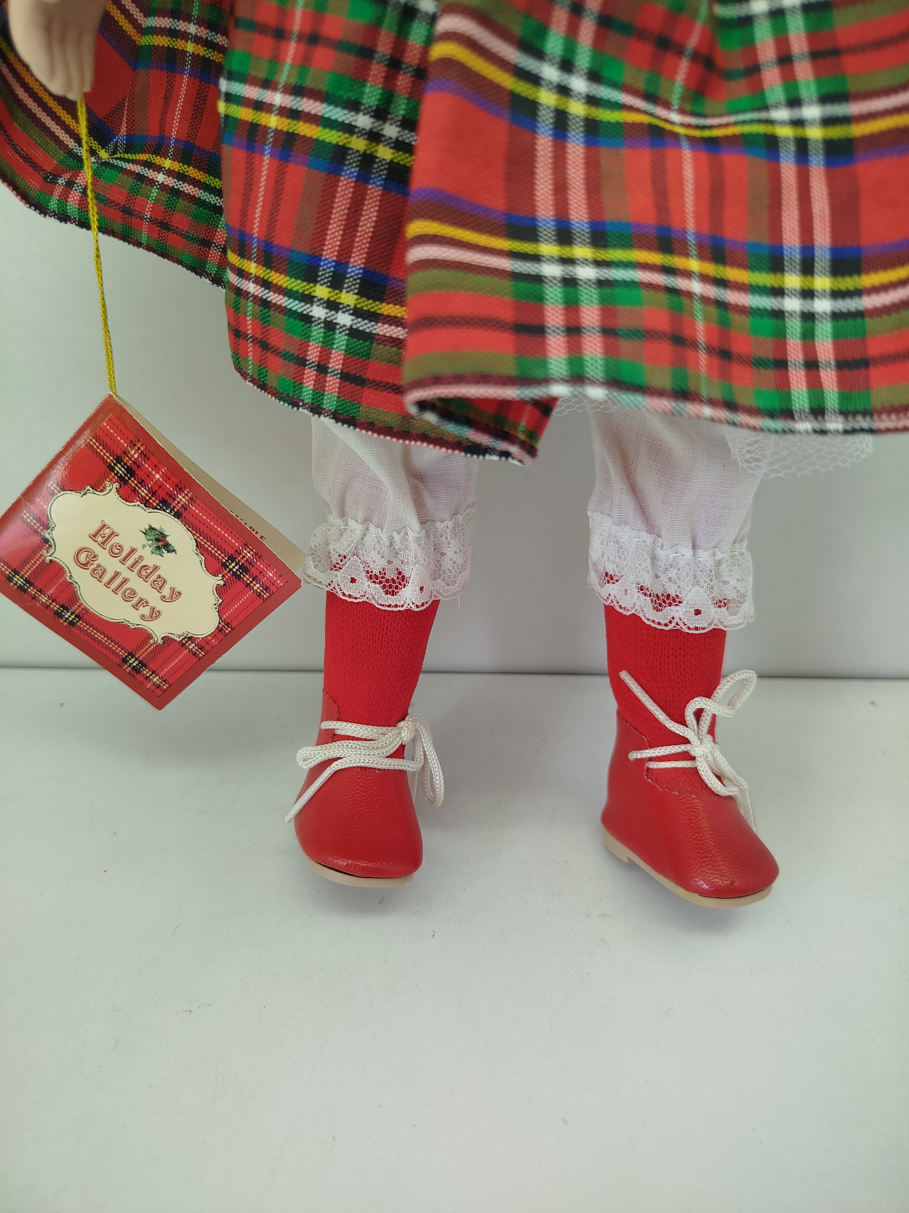 Muñeca de porcelana "Holiday Gallery" (Genuine Collectible Porcelain Doll), una serie temática producida masivamente en la década de 1990 enfocada en vestuarios de temporada invernal y navideña.