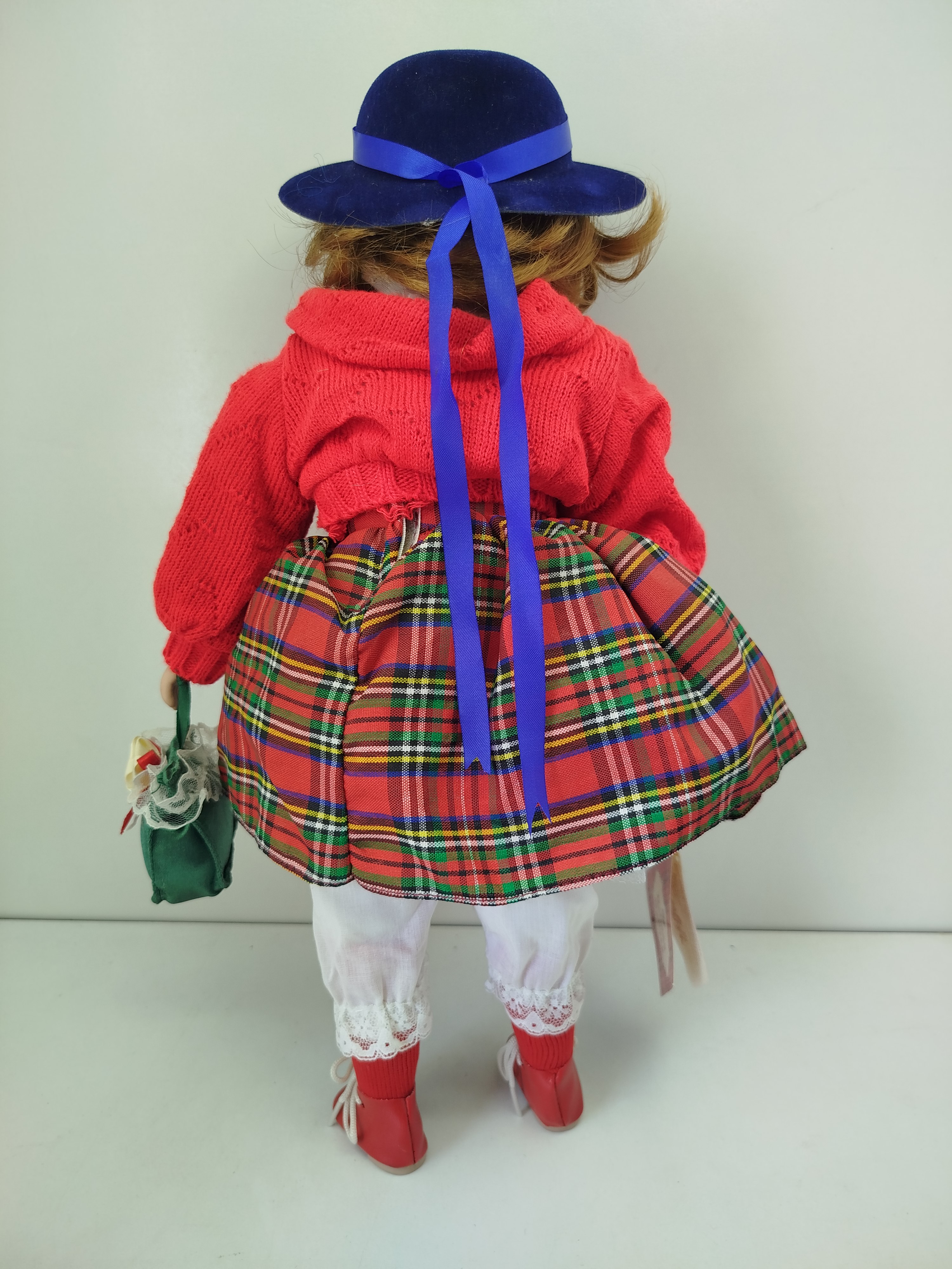 Muñeca de porcelana "Holiday Gallery" (Genuine Collectible Porcelain Doll), una serie temática producida masivamente en la década de 1990 enfocada en vestuarios de temporada invernal y navideña.