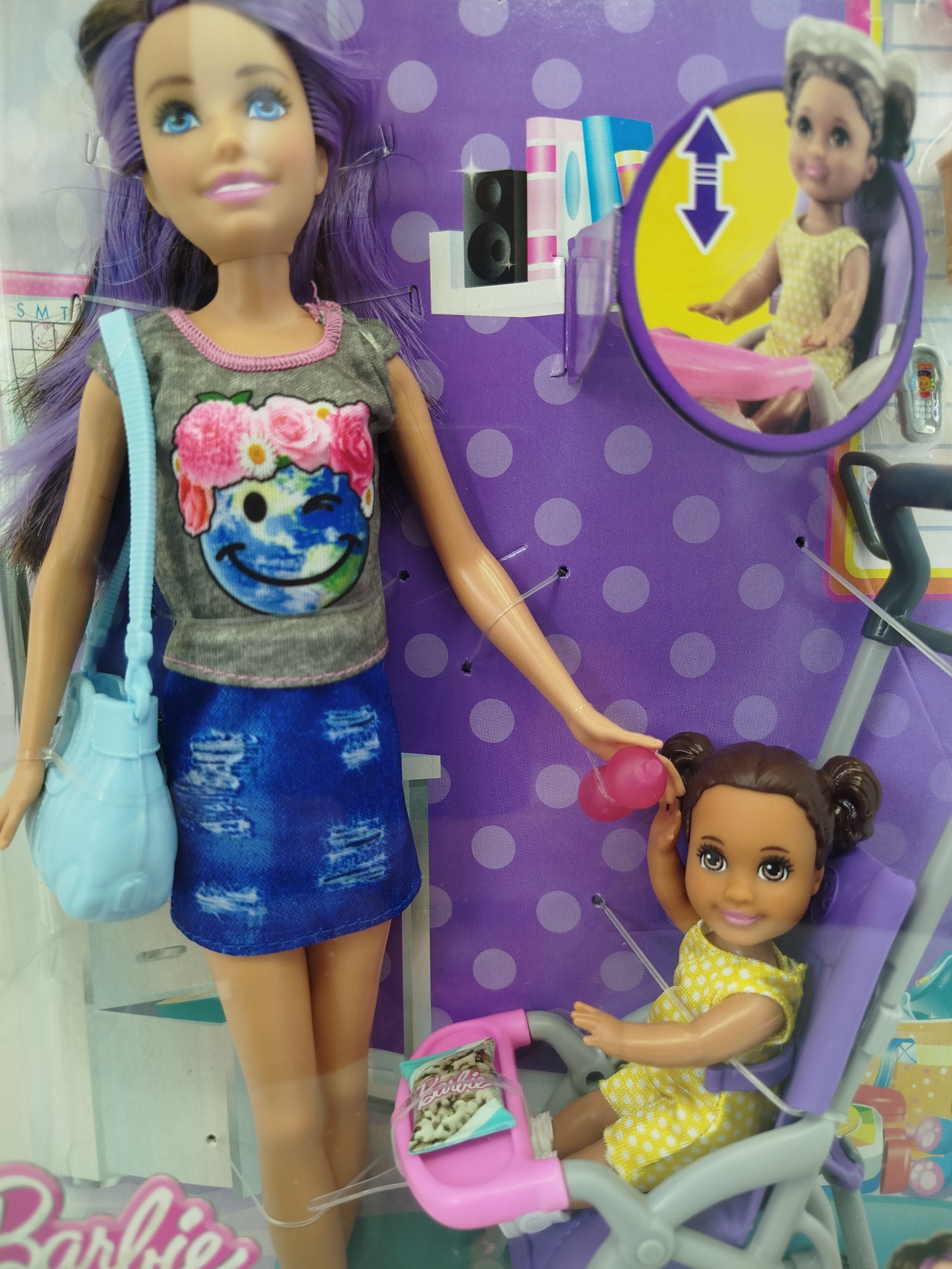 Barbie Skipper Babysitters Inc. Carriola Mecedora (Bouncin' Toddler Stroller) de Mattel, que incluye una muñeca Skipper con cabello morado, una pequeña bebé y un cochecito con accesorios de paseo
